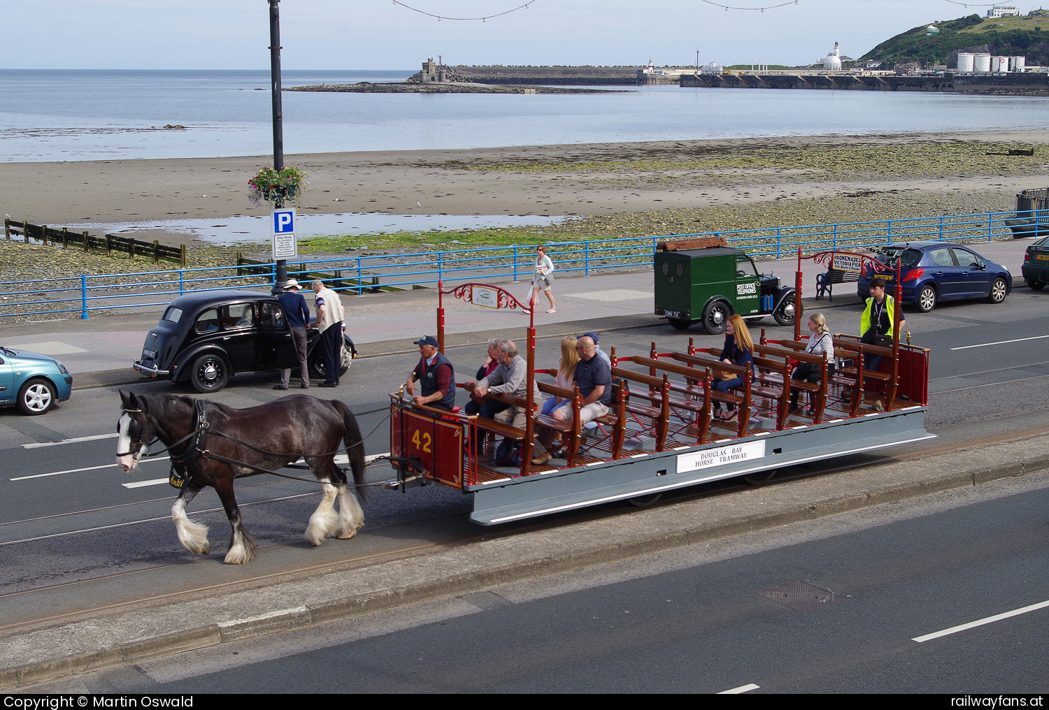 Douglas Bay Horse Tramway 42 in Harris Promenade (Villa Marina) - Zugpferd Amby. Dieser Streckenteil ist inzwischen leider eingestellt worden.
   Railwayfans