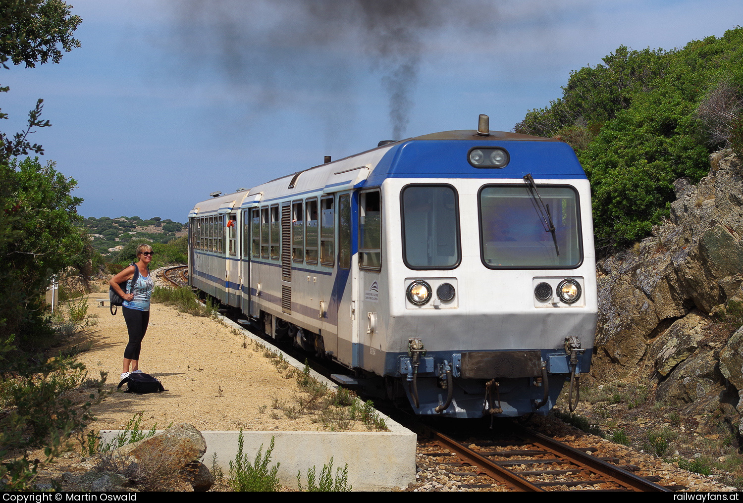 Chemins de fer de la Corse (CFC) X97 054 in Ghjorghju - Von dieser Station führt ein kurzer Fußweg an den Strand.   Railwayfans
