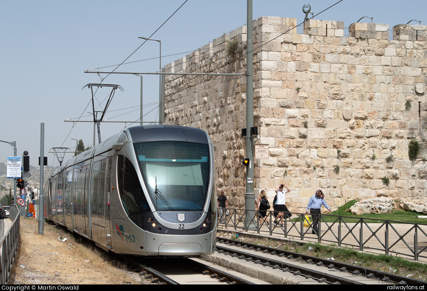 Stadtbahn Jerusalem (הרכבת הקלה בירושלים) 22 in Tzahal Square - Rechts im Bild ein Teil der Mauer der historischen Altstadt.   Railwayfans