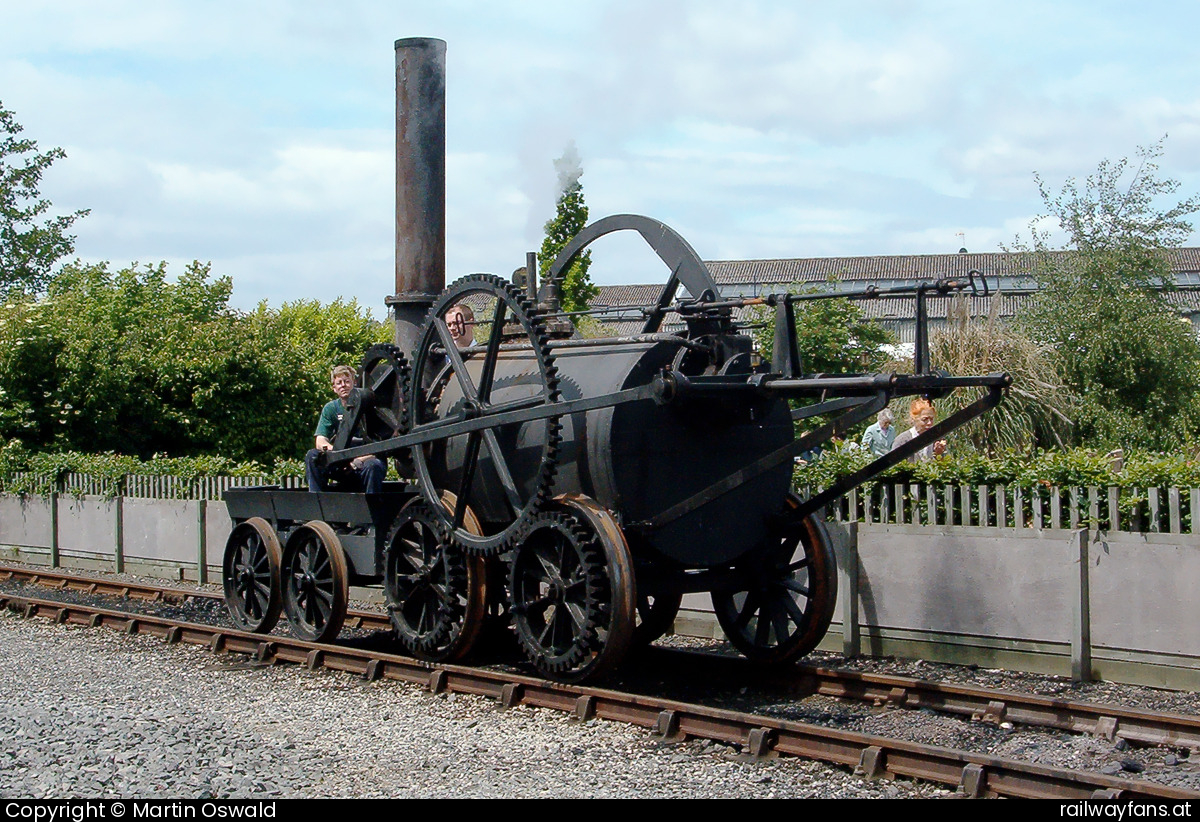 National Railway Museum York Penydarren in Großhaarbach - Nachbau aus 1981. Das Original wurde 1804 von Richard Trevithick entworfen und gebaut. Bei dieser Lokomotive ist erstmals das Prinzip der Feueranfachung mittels Abdampf durch den Schornstein angewandt worden, um die Verdampfungsleistung des Kessels zu verbessern. Aus Anlass des 200-Jahr-Jubiläums des Originals wurde der Nachbau auf einem kurzen Gleisstück im National Railway Museum in York unter Dampf vorgeführt.   Railwayfans