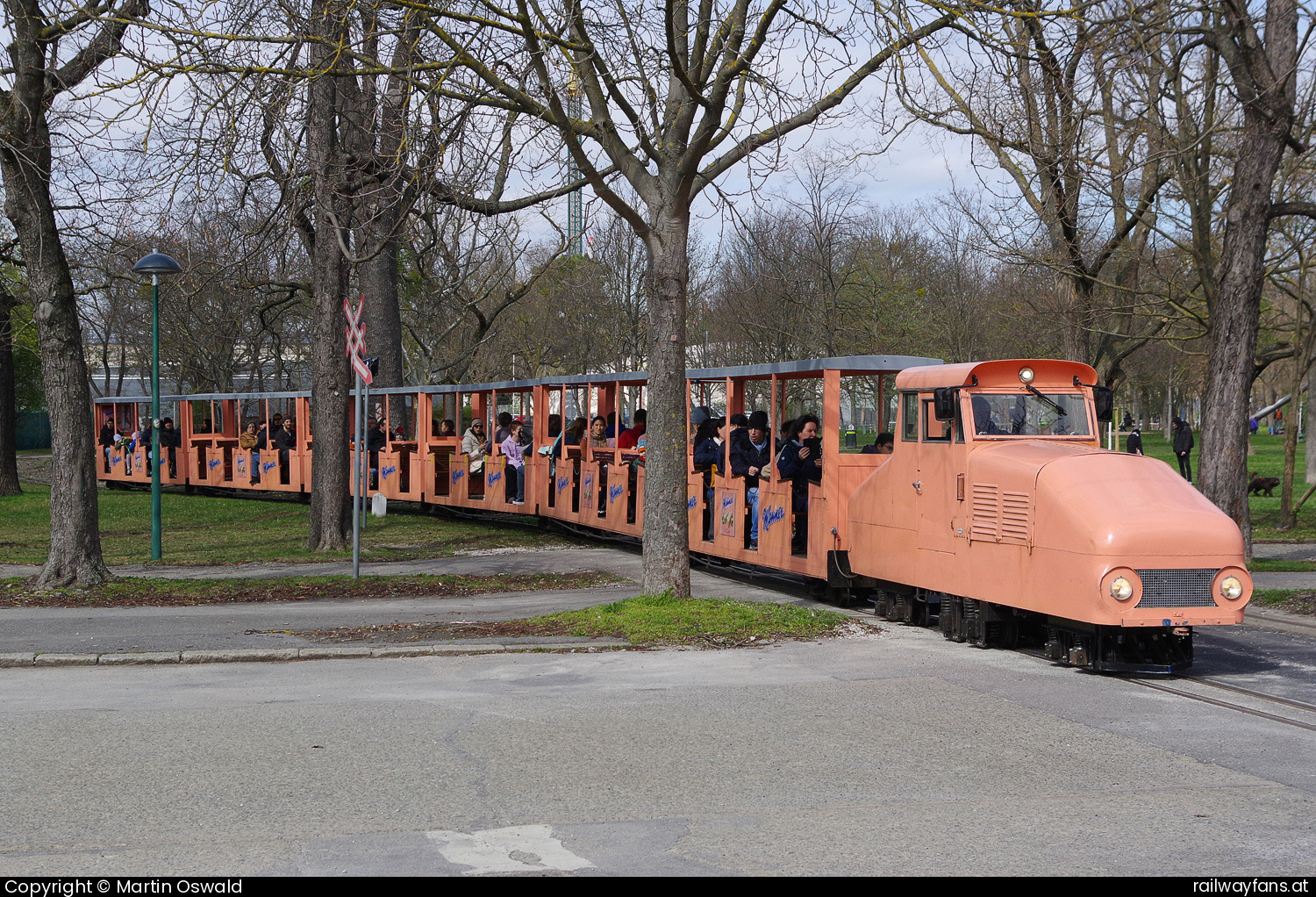 Liliputbahn Wien D3 in Rotunde  Railwayfans