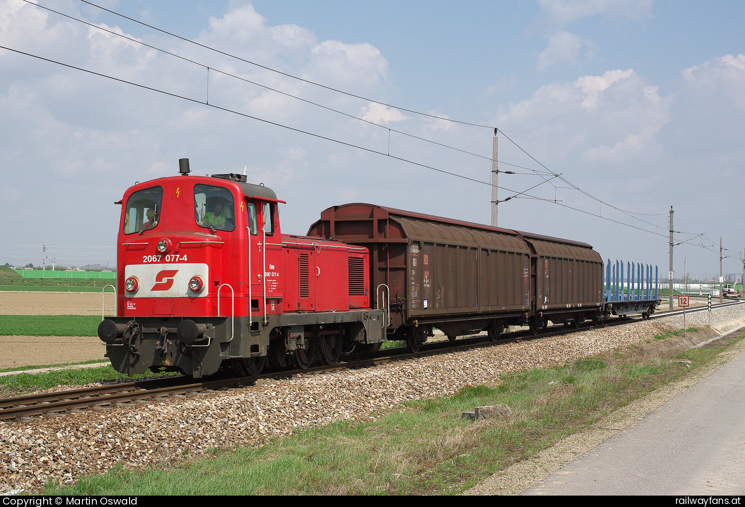 ÖBB 2067 077 in Großhaarbach - Bedienung Michelhausen. Im Hintergrund die Westbahn-Neubaustrecke.   Railwayfans