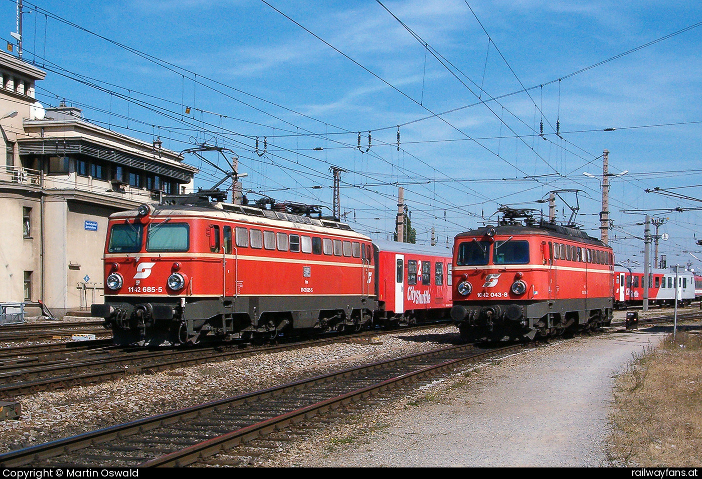 ÖBB 1142 685 in Wien Südbahnhof - rechts 1042 043   Railwayfans