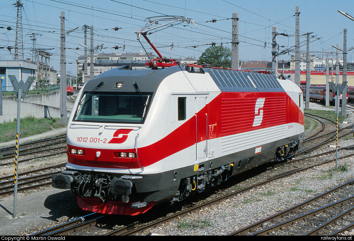 ÖBB 1012 001 in Wien Südbahnhof - Scan von Dia, Ausfahrt Zugförderungsleitung.   Railwayfans