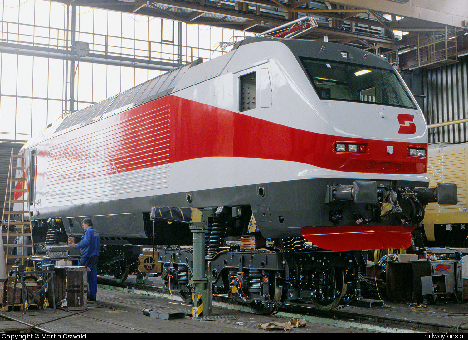 ÖBB 1012 002 in Moosbach - Einbinden der Drehgestelle, Scan von 6x6 Dia.   Railwayfans