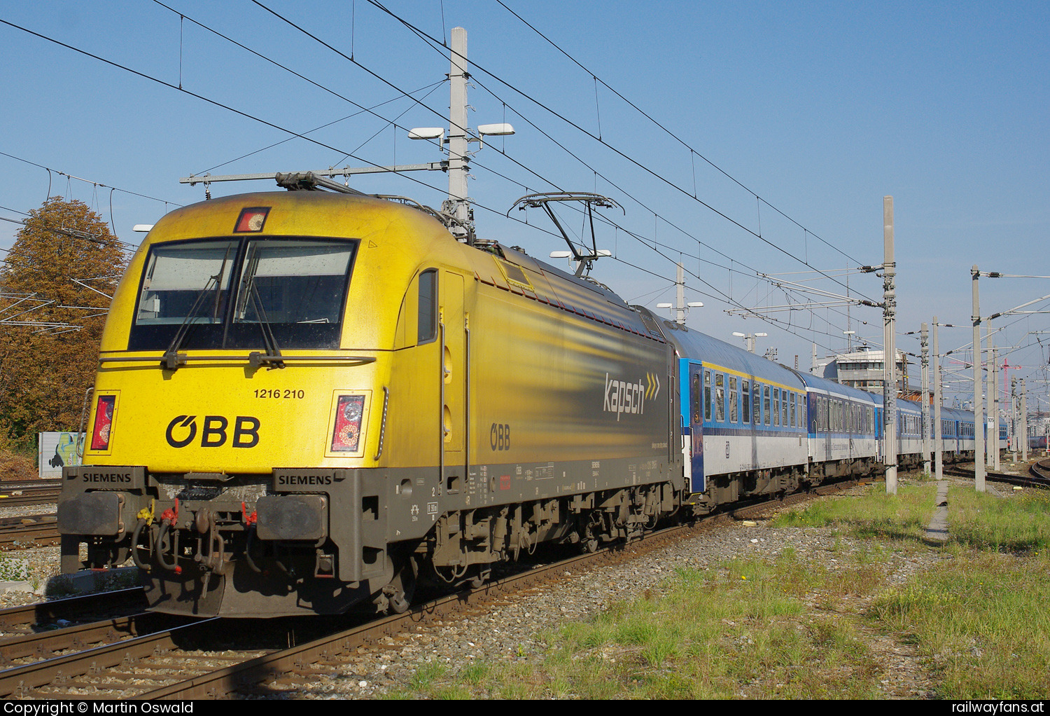 ÖBB 1216 210 in Wien Meidling mit dem EC77 - Kapsch Werbelok   Railwayfans