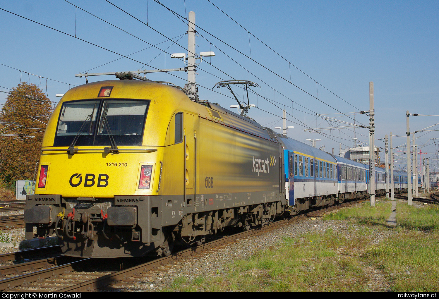 ÖBB 1216 210 in Eichenstraße mit dem EC77 - Kapsch Werbelok   Railwayfans