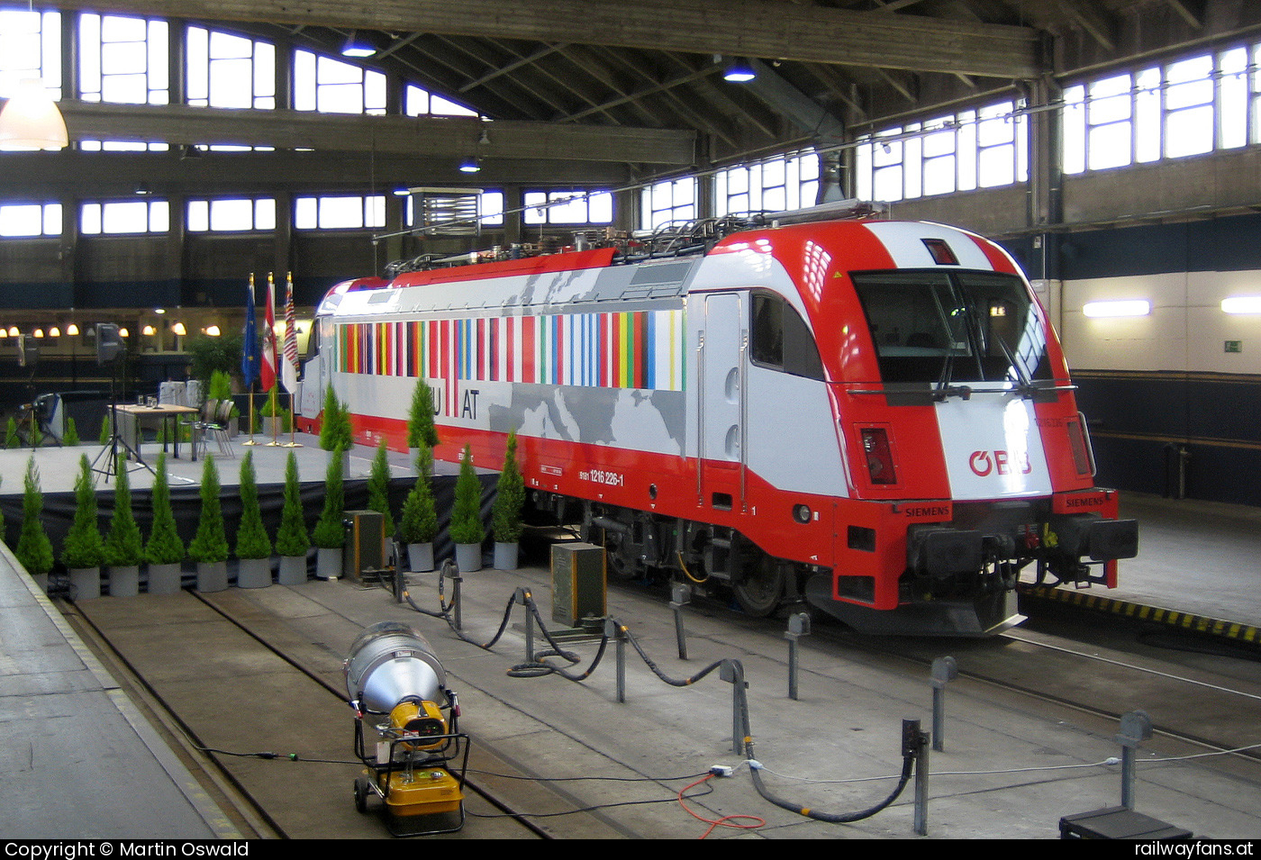 ÖBB 1216 226 in Wien Südbahnhof - EU Präsidentschaft Werbelok, Pressevorstellung.   Railwayfans