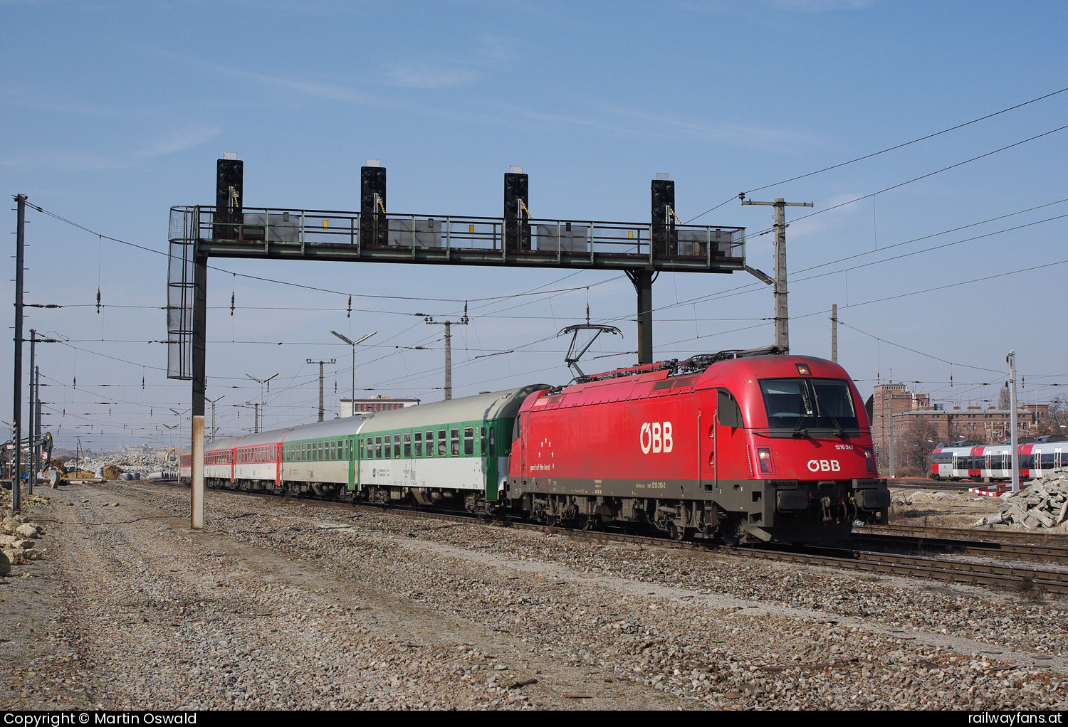 ÖBB 1216 240 in Wien HBF mit dem EC70 - Etwa an dieser Stelle befindet sich heute die Autoverladeanlage Wien Hbf.   Railwayfans
