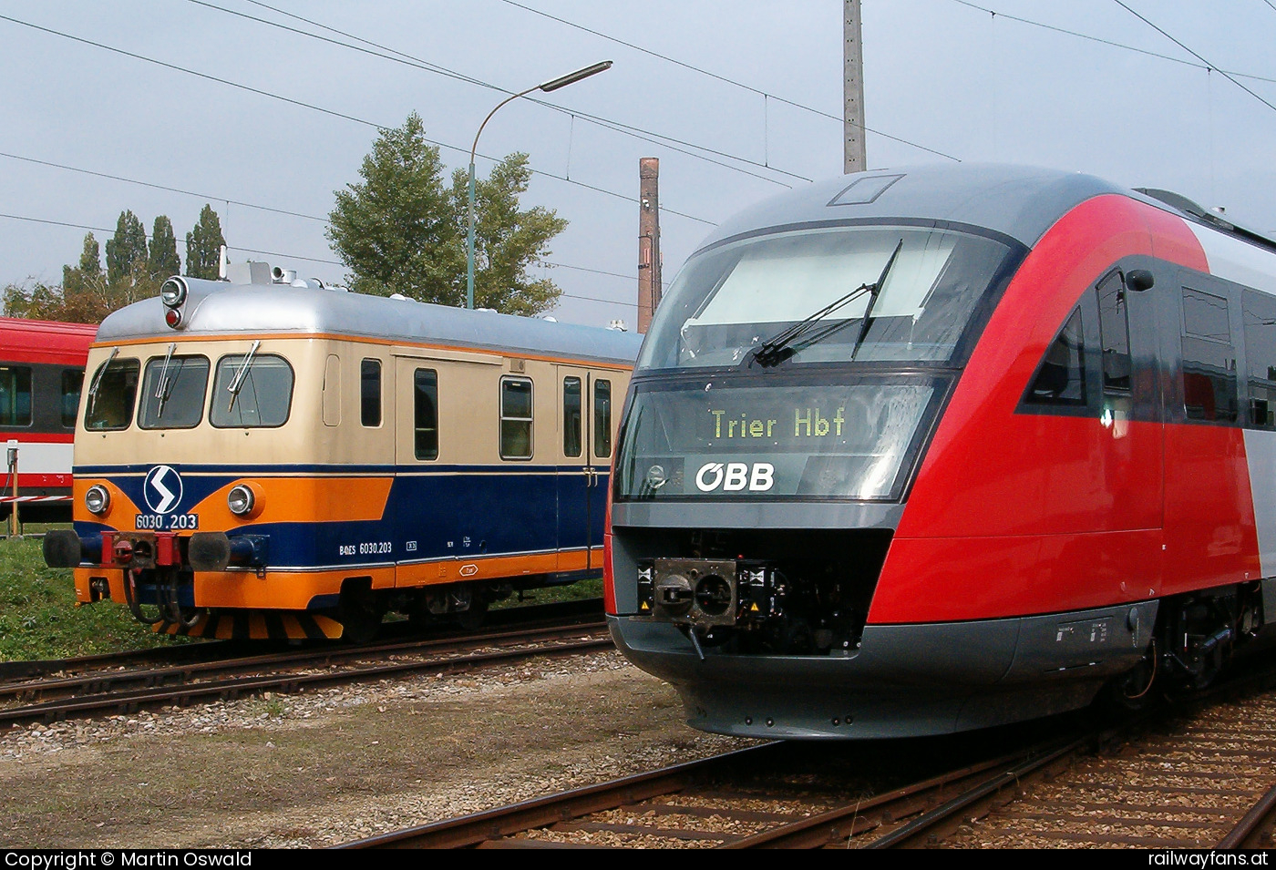 ÖBB 5022 002 in Hauptwerkstätte Floridsdorf - Tag der Offenen Tür in der ehem. HW. Links 6030 203.   Railwayfans