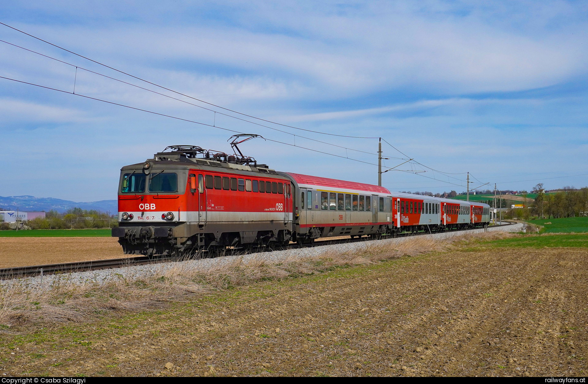 ÖBB 1142 627 in Pachersdorf mit dem IC 507 - Aufgrund von einem baum in der oberleitung 2 tage bevor das bild estand, wurde diese granitur über Gesäuse und st valentin umgeleit, dabei wurde der zug gedreht und die lok war auserplanmäßig richtung Graz. Obwohl es bewölkt angkündigt war hab ich es trotzdem versucht und siehe da es wurde vollsonnig!
Das bild zeigt 1142 627 am Ic 507 zwischen Nettingsdorf und Nöstelbach St. Marien  Pyhrnbahn | Linz Hbf - Selzthal Railwayfans