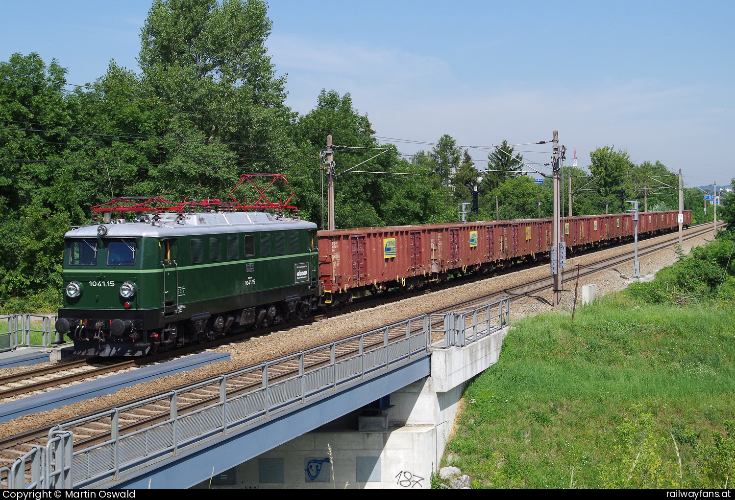 Arge1041 1041 15 in Bisamberg mit dem 61890 - für EVU Grampet Cargo   Railwayfans