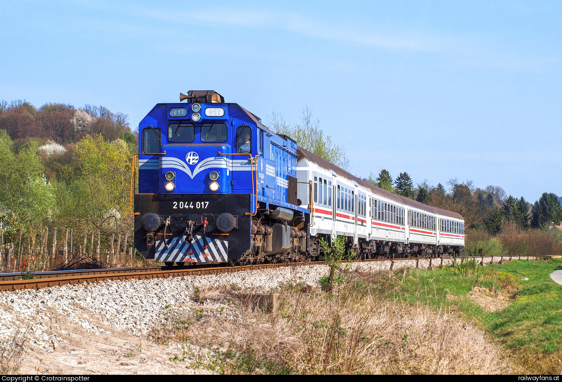 HŽPP 2044 017 in Lug Zabočki mit dem Pu 3015 - HŽPP 2044 017 mit Pu 3015 von Varaždin nach Zagreb Gl. Kol.  Zapreši? - ?akovec Railwayfans