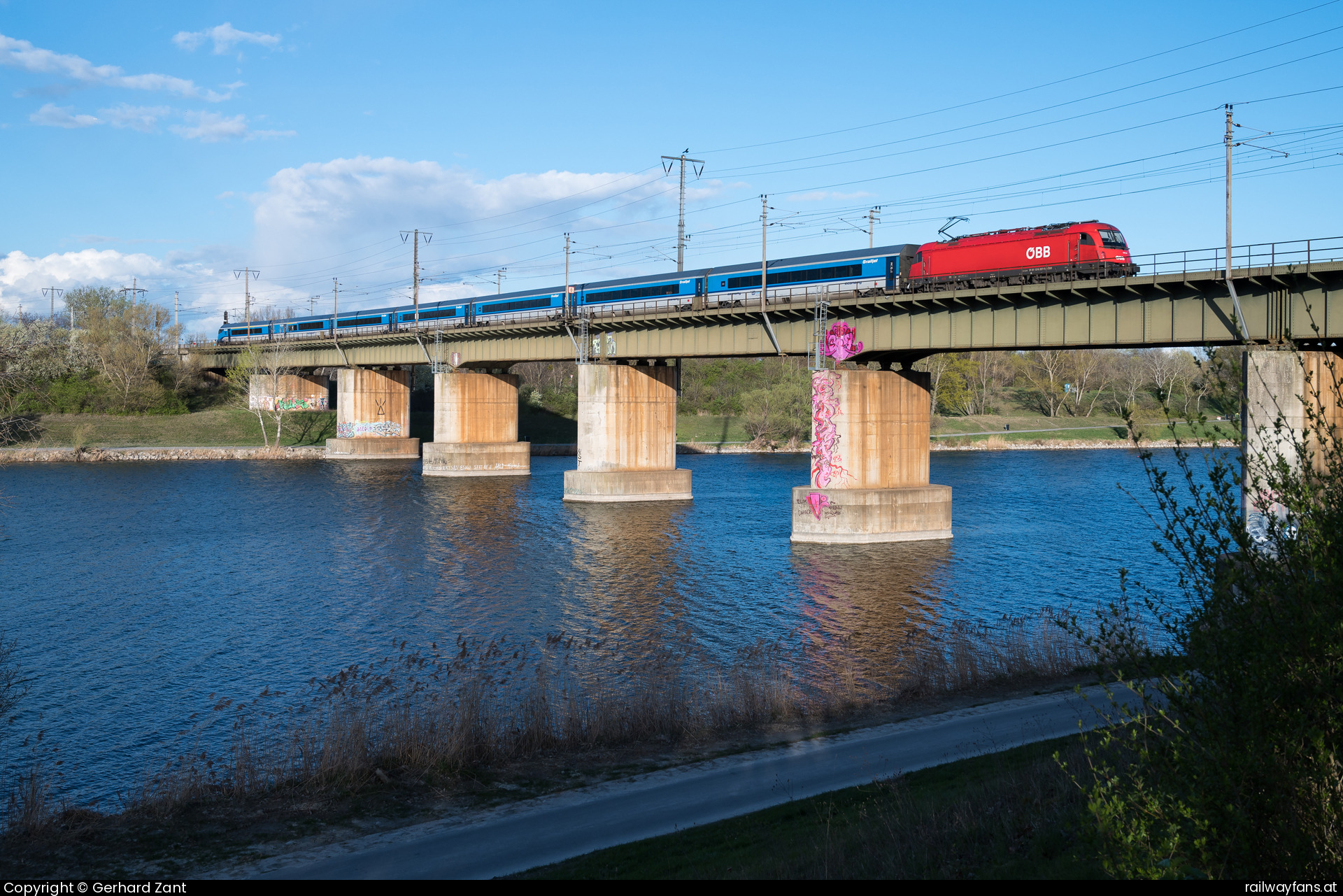 ÖBB 1216 227 in Prackenbach mit dem rj 79 - Railjet 79 (Prag - Graz).   Railwayfans