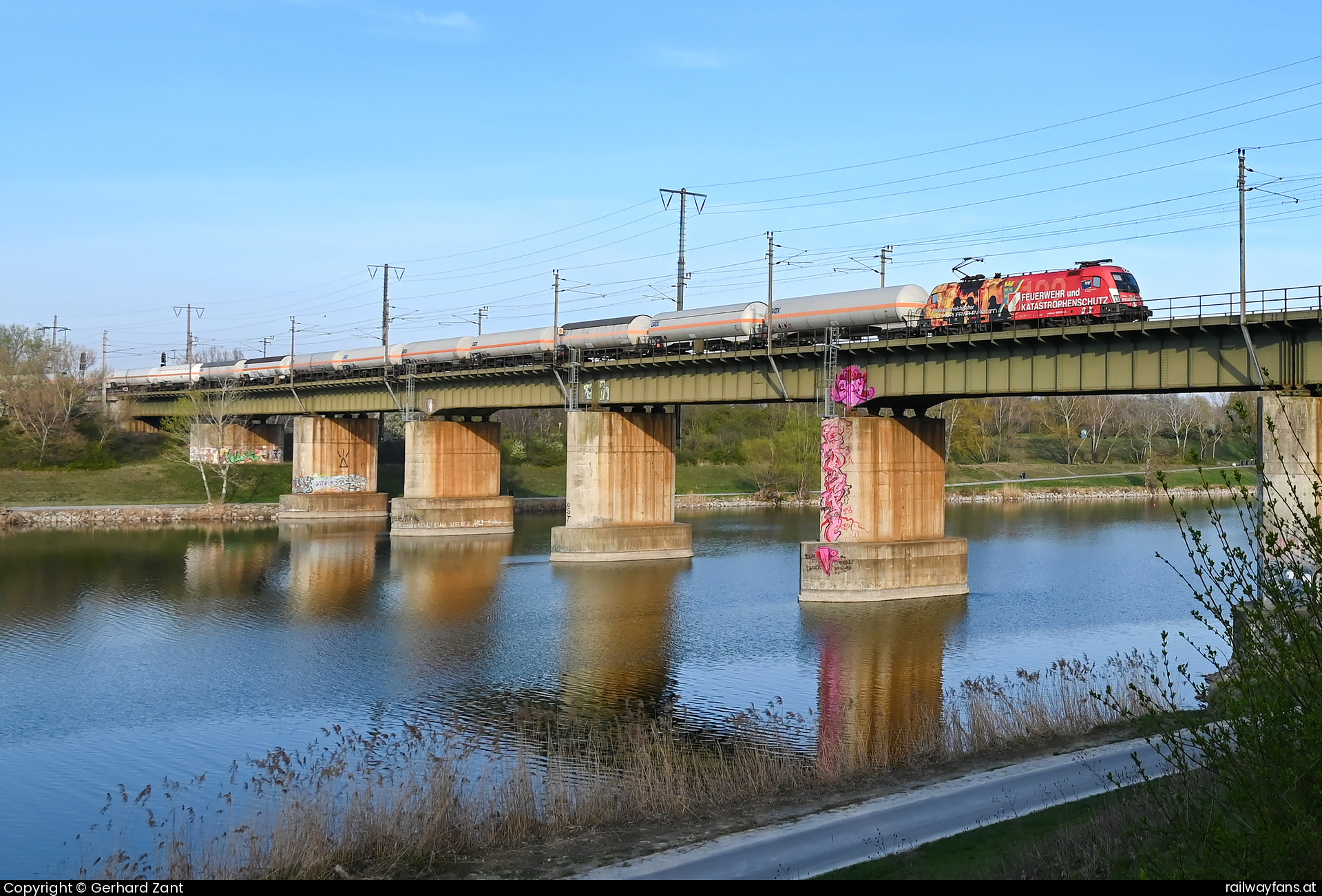 ÖBB 1016 048 in Raffineriestraße  Railwayfans