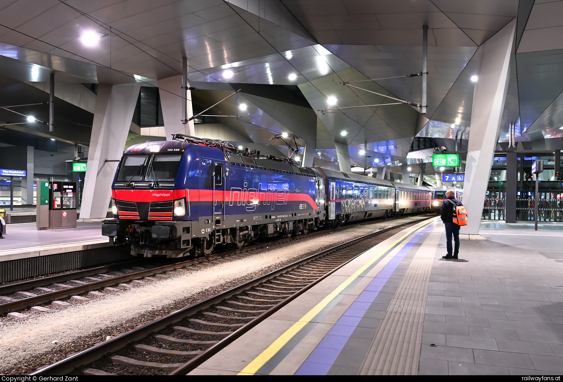 ÖBB 193 598 in Südtiroler Platz mit dem NJ 468  Railwayfans