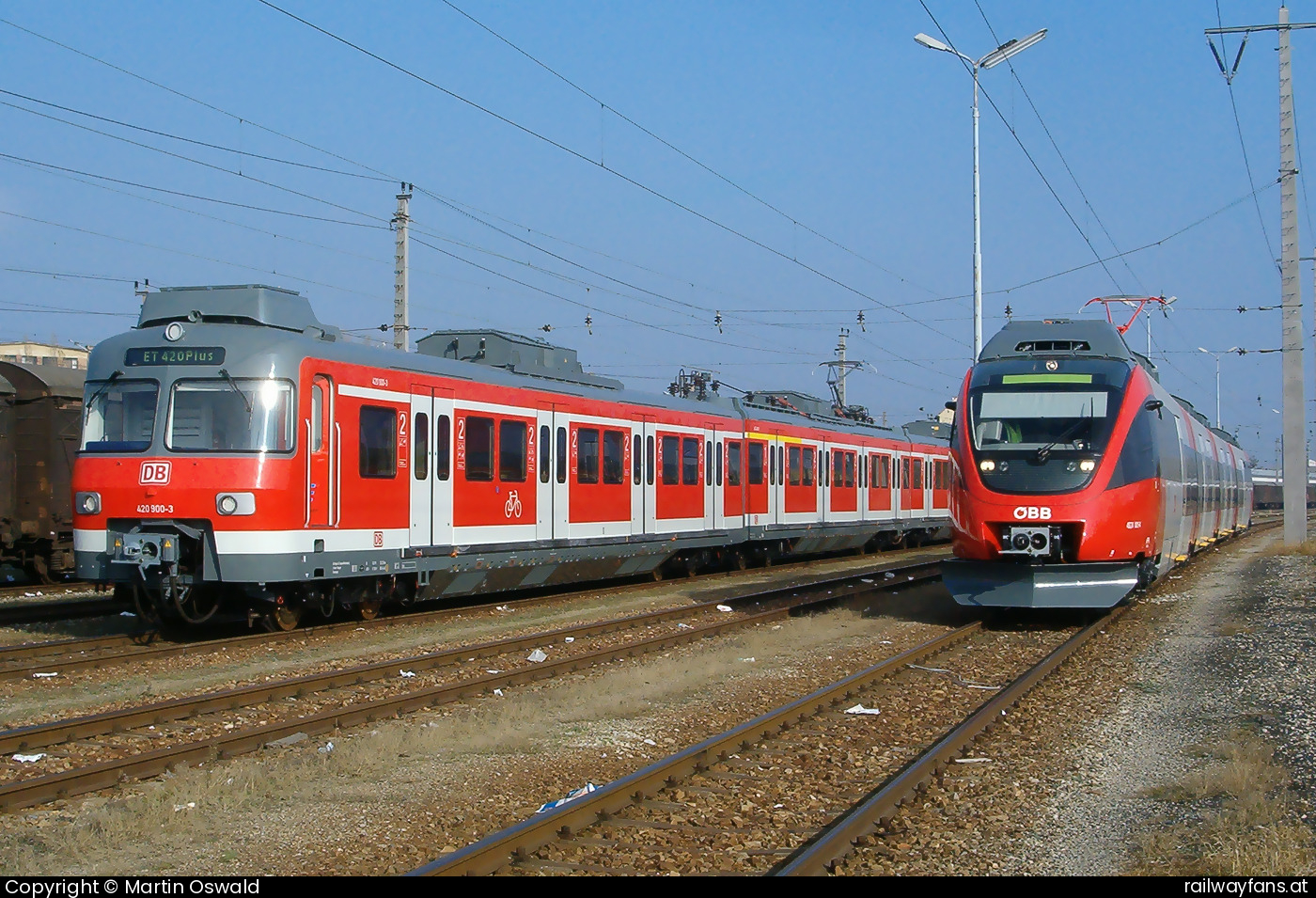 DB Regio AG 420 900 in Wien Floridsdorf Fbf - Einer der beiden ET 420plus, eine modernisierte Version der Nahverkehrstriebwagen BR 420 mit Klimaanlage, LED-Scheinwerfern und -Rückleuchten sowie automatischen Türschließvorrichtungen und digitalen Zugzielanzeigern (LCD). Zur Überstellung in die Klimakammer der RTA Arsenal in Floridsdorf Siemensstraße.   Railwayfans