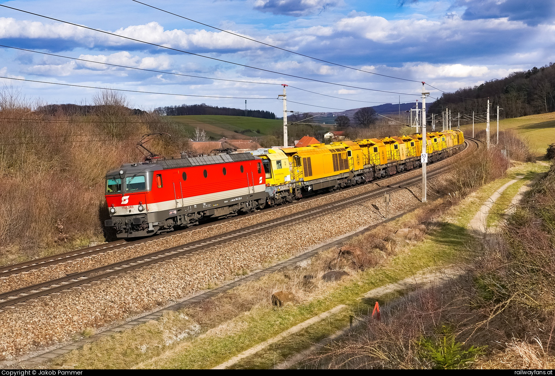 ÖBB 1144 283 in Pengersdorf mit dem SGAG 90060 Westbahn | Wien Westbahnhof - St. Pölten (alt) Railwayfans