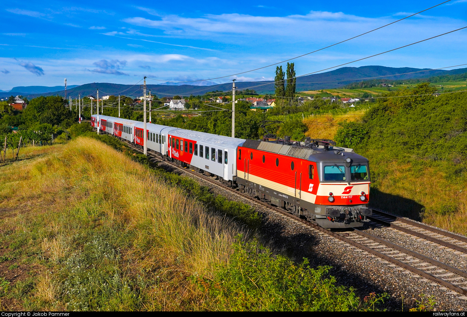 ÖBB 1144 117 in Gemeinde Pfaffstätten mit dem REX92 (2714) Südbahn | Wien Hbf -  Spielfeld Straß Railwayfans