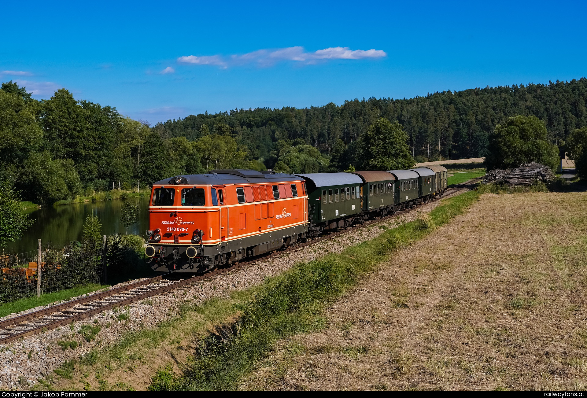 NLB 2143 070 in Hessendorf mit dem R 16976 Retz - Drosendorf Railwayfans