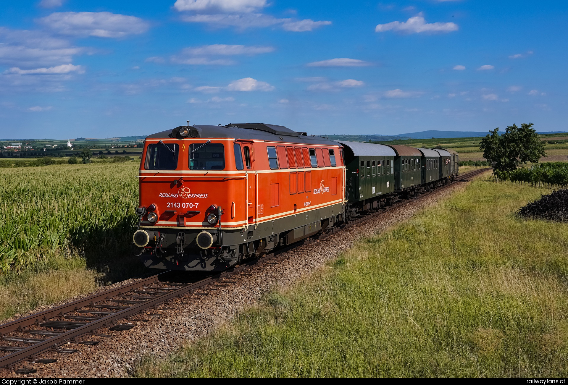 NLB 2143 070 in Oberretzbach mit dem R 16976 Retz - Drosendorf Railwayfans