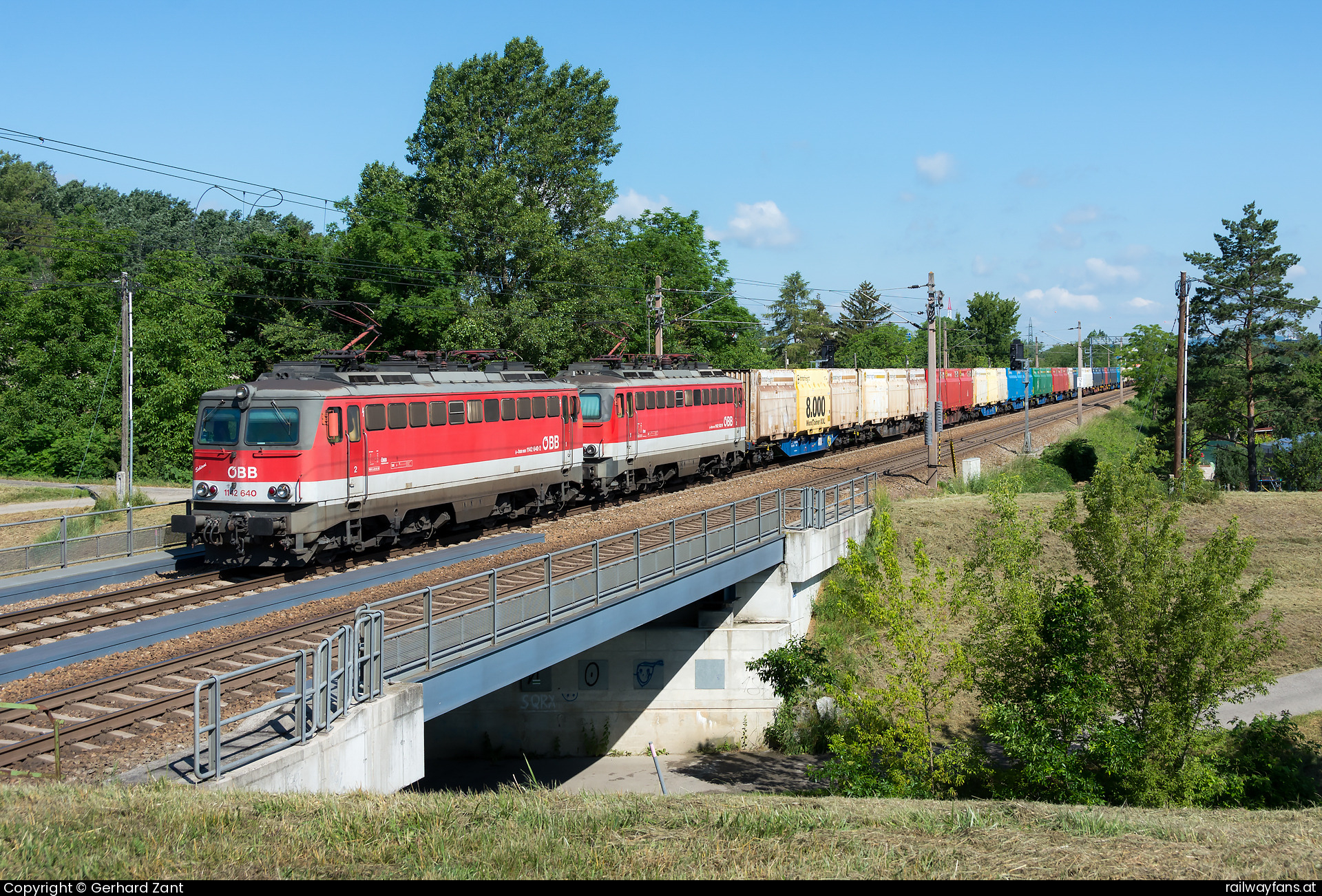 ÖBB 1142 640 in Langenzersdorf - 1142 640 und 1142 632 mit Hackschnitzelzug kurz vor Bisamberg.  Nordwestbahn | Wien Floridsdorf  - Znojmo  Railwayfans