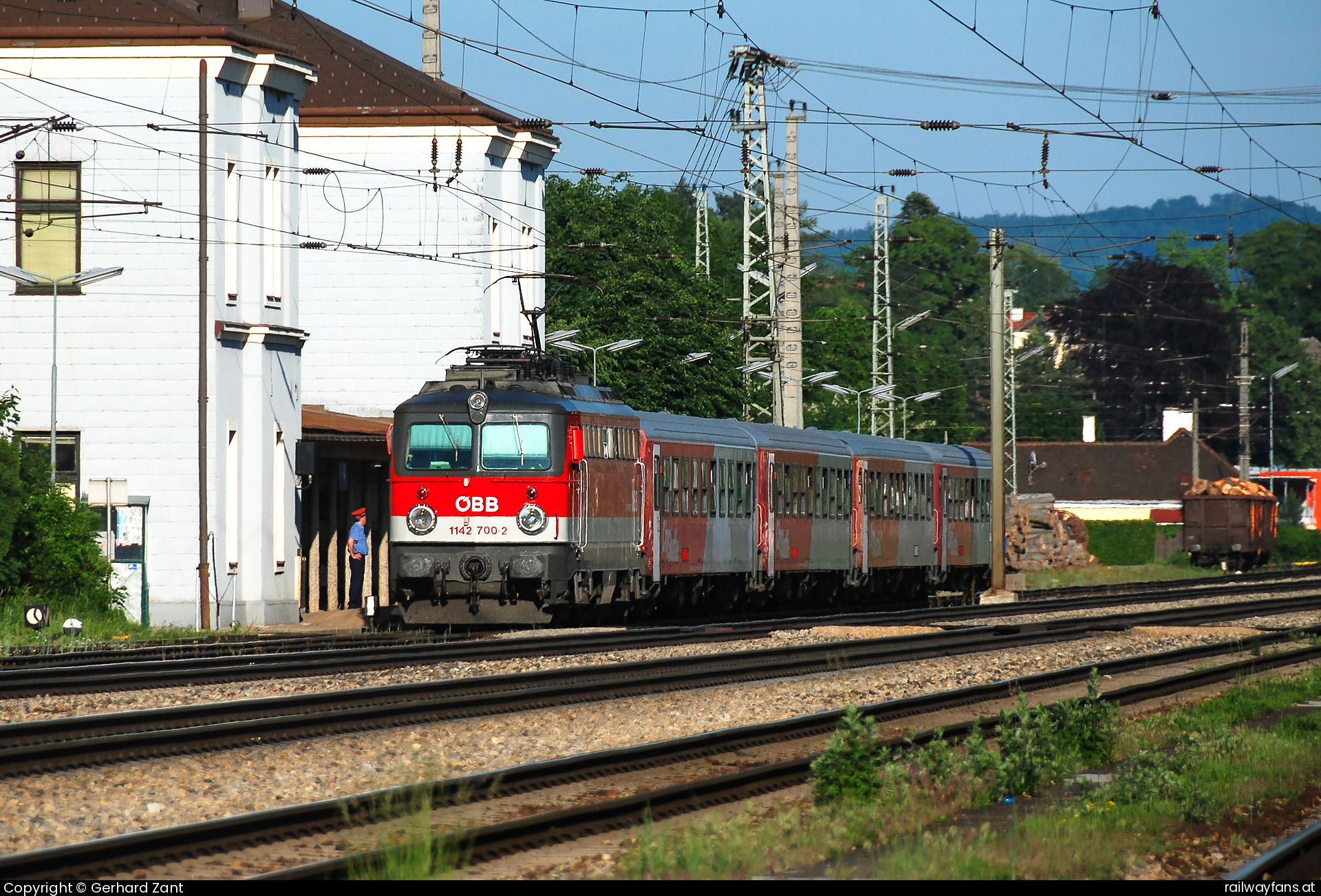 ÖBB 1142 700 in Großhaarbach mit dem R 2034 Westbahn | Wien Westbahnhof - St. Pölten (alt) Railwayfans