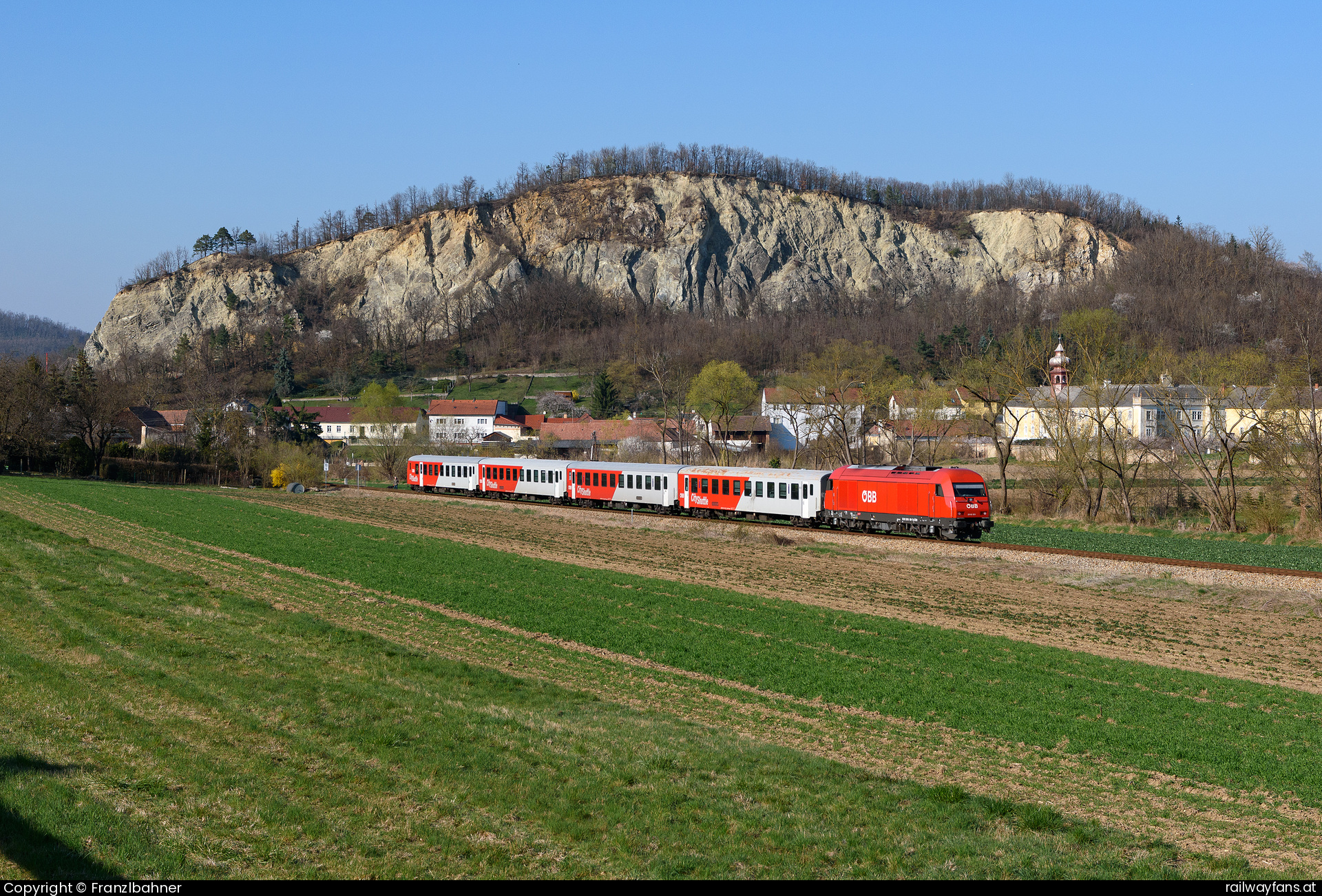 ÖBB 2016 001 in Prackenbach mit dem R44 6041 Hezogenburg - Krems Railwayfans