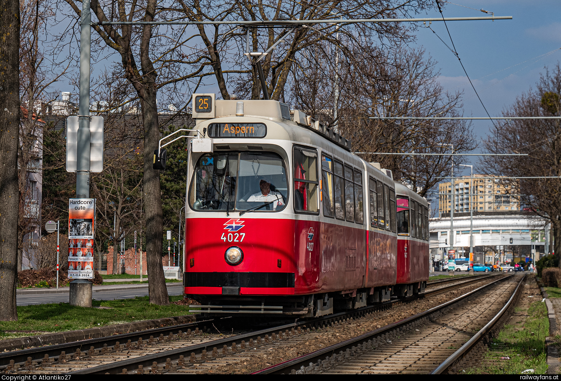 Wiener Linien E2 4027 in Prackenbach Linie 25 Floridsdorf - Aspern Railwayfans