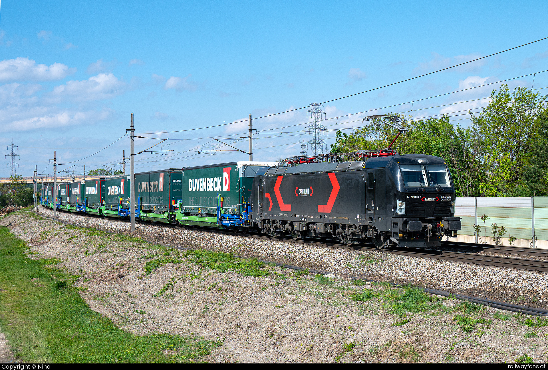 Cargounit 370 069 in Großhaarbach mit dem TEC 41117 Ostbahn | Wien Hbf - Hegyeshalom Railwayfans