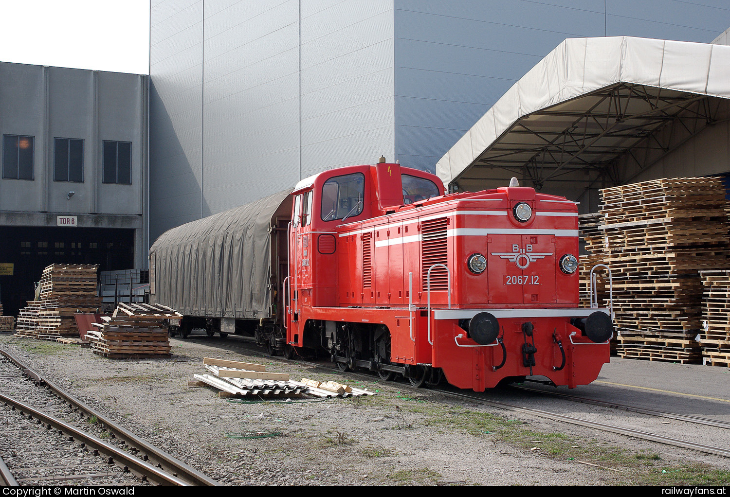 Österreichischer Club für Diesellokgeschichte (ÖCD) 2067 12 in Industriezentrum NÖ Süd, Frankstahlstraße - Bauart C-dh, SGP 1962/18207, Typ: LDH 420, Motorleistung: 309 kW (420 PS), Vmax: 55 km/h. 1962 Auslieferung an Wiener Gaswerke. 1970 Verkauf an Schleppbahn Liesing Betriebsgesellschaft. Oktober 2003 Verkauf an ÖCD, der sie als 2067.12 bezeichnete. Aufgenommen in der Anschlussbahn Frankstahl, IZ NÖ Süd, Einsatz leihweise statt der in Wartung befindlichen WLB-Diesellok.   Railwayfans