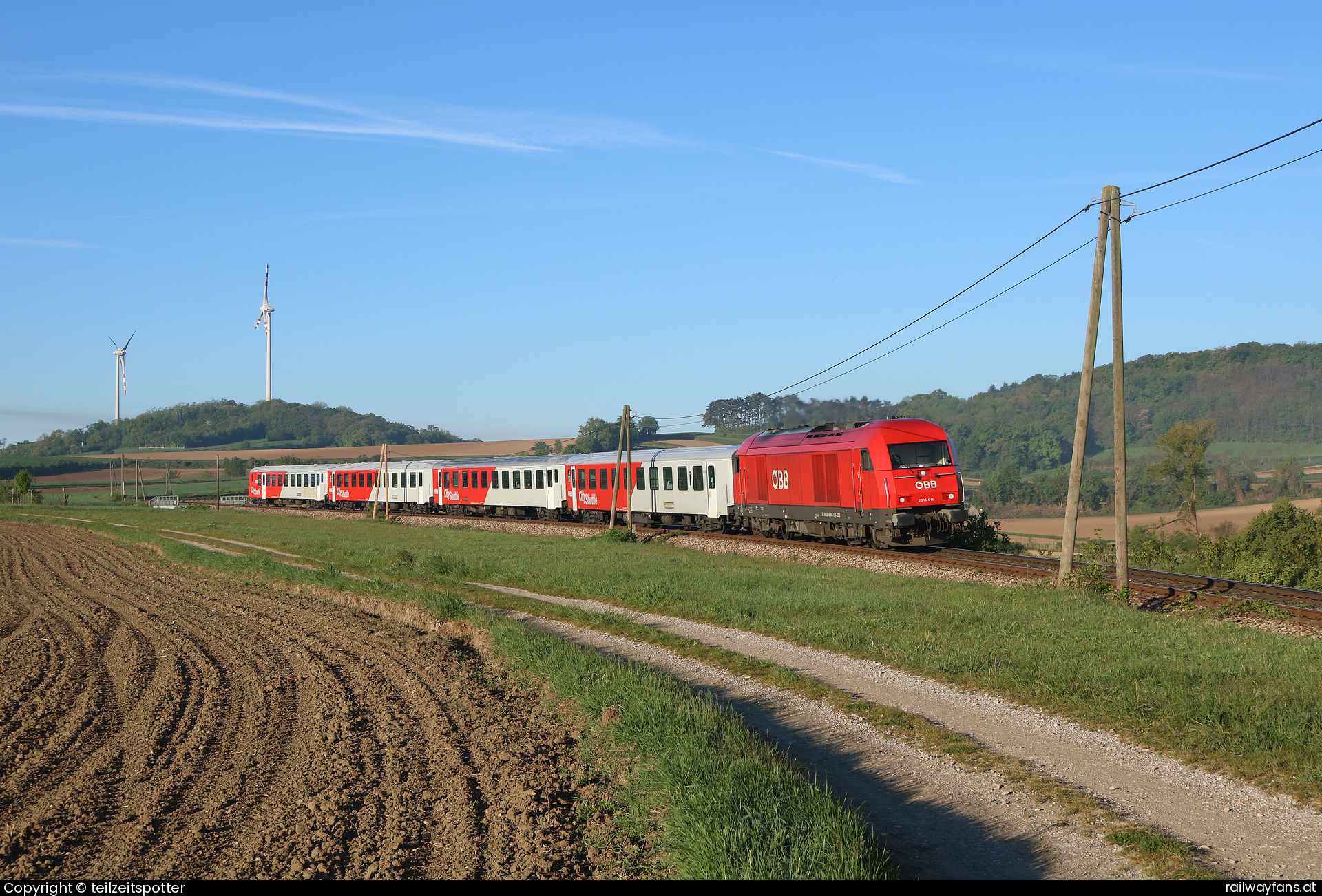 ÖBB 2016 011 in Ederding mit dem R 6009 Hezogenburg - Krems Railwayfans