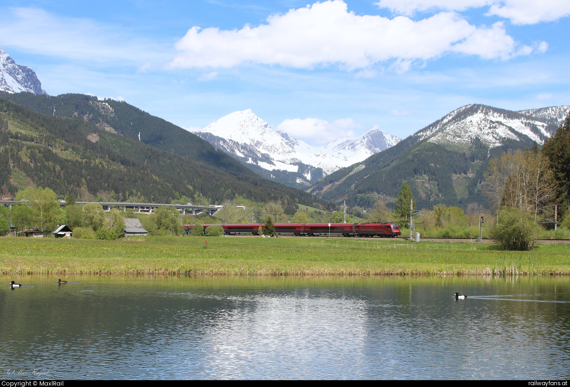 ÖBB 1216 020 in Selzthal mit dem SRJ133 - Bevor bei Admont die Enns durch das wilde Gesäuse fließt, ist das Tal weit offen und wird von Moorgebiet beherrscht.
Vor dem herrlich Panorama der Haller Mauern mit dem 2244m hohen Großen Pyhrgas sowie des Pleschberges fährt am 26.4.2024 der SRJ133 von Wien Hbf nach Venezia St.Lucia kurz vor Selzthal seinem Ziel entgegen.  Pyhrnbahn | Linz Hbf - Selzthal Railwayfans