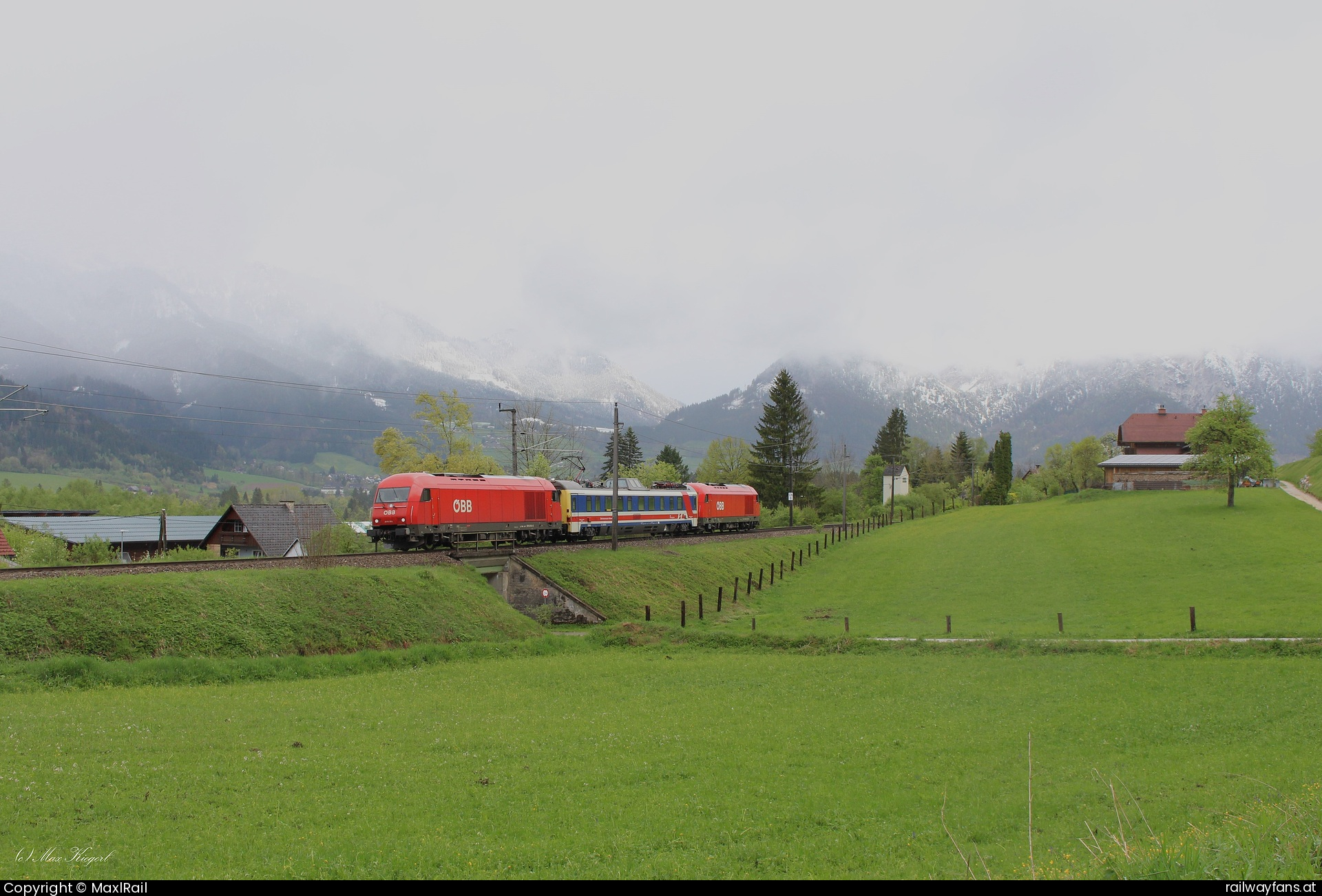 ÖBB 2016 064 in Admont - Beim Bahnhof Admont fahren am 17.4.2024 die 2016 064 und die 2016 020 mit dem Elektrotechnischen Messwagen 