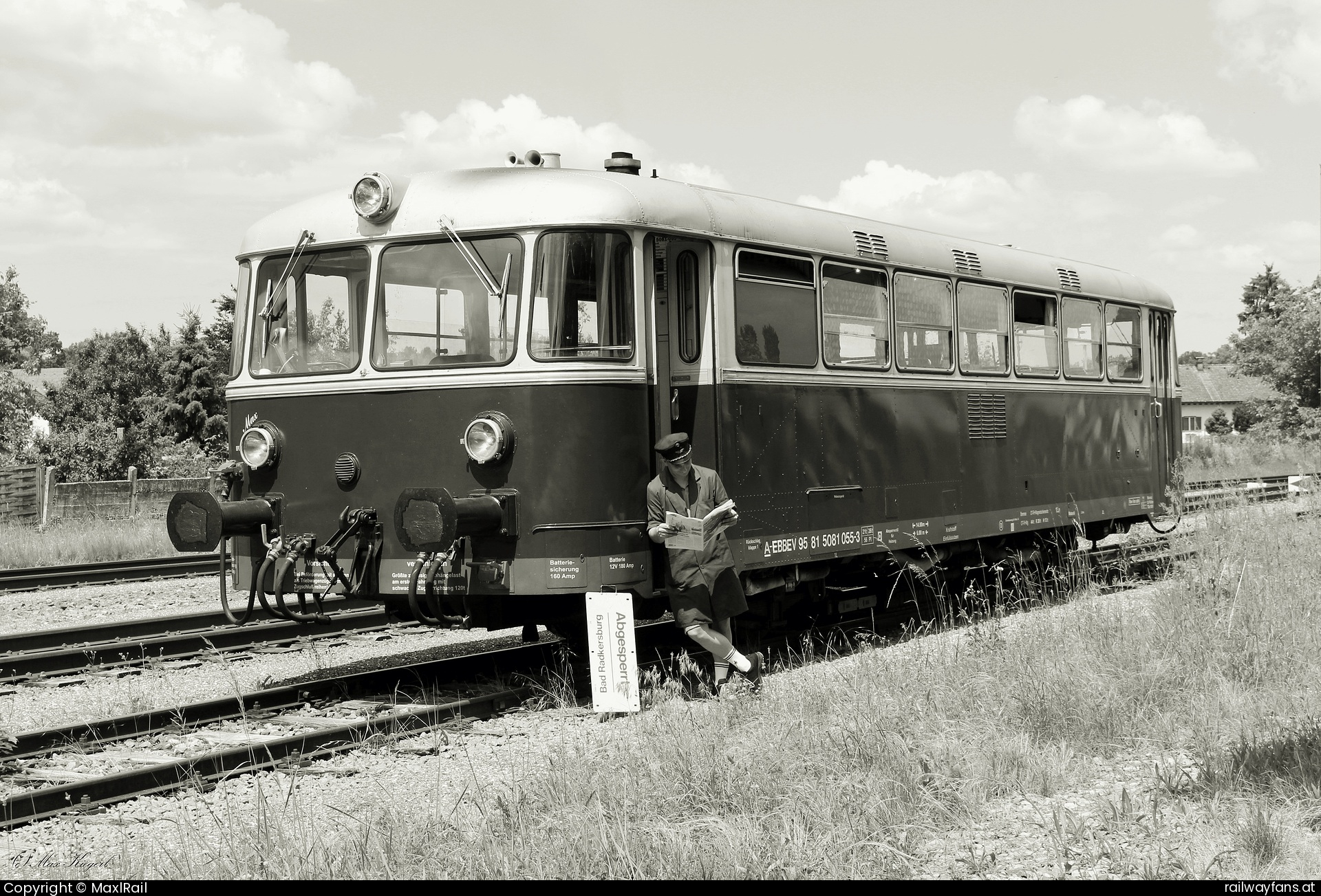 Erzbergbahn 5081 055 in Bad Radkersburg - Der Triebwagenführer beim pausieren in Radkersburg.
Am 17.6.2023 organisierte die IG Neue Radkersburgerbahn eine Sonderfahrt mit dem 5081.55 von Graz nach Bad Radkersburg wo der Triebwagen und der Triebwagenführer für die Fotografen ein tolles Motiv bot.  Radkersburgerbahn Railwayfans