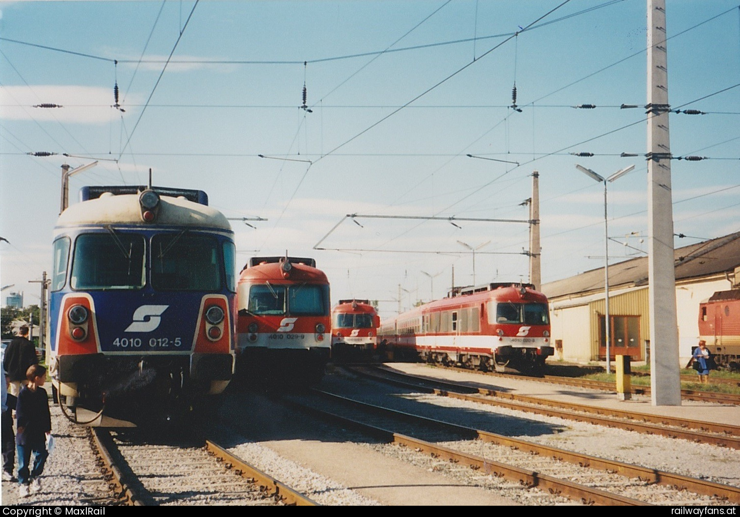 ÖBB 4010 012 in Ehemalige Zugförderung Wien Süd - Im Oktober 1999 fand in der Zugförderung Wien Süd ein Tag der offenen Tür statt und es konnten diverse Fahrzeuge der ÖBB Besichtigt werden.
Sowie hier 4010 012, 4010 029, 4010 002 und 4010 020.   Railwayfans