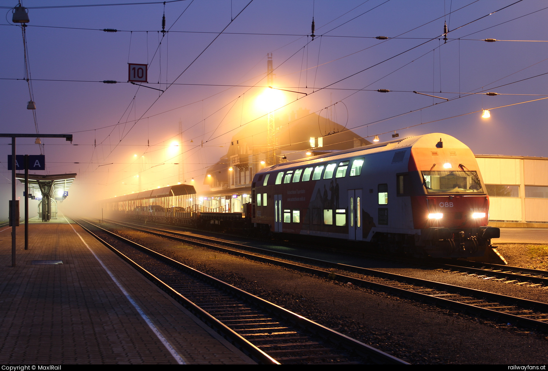 ÖBB 86-33 107 in Bahnsteig 2+3 mit dem ASTB 9628 - Am Abend des 15.10.2015 steht die ASTB9628 geschoben von 1016 050 und mit 86-33 107 an der Spitze in Mallnitz-Obervellach und wartet auf die Abfahrt nach Böckstein.  Tauernbahn | Schwarzbach St. Veit - Villach Hbf Railwayfans