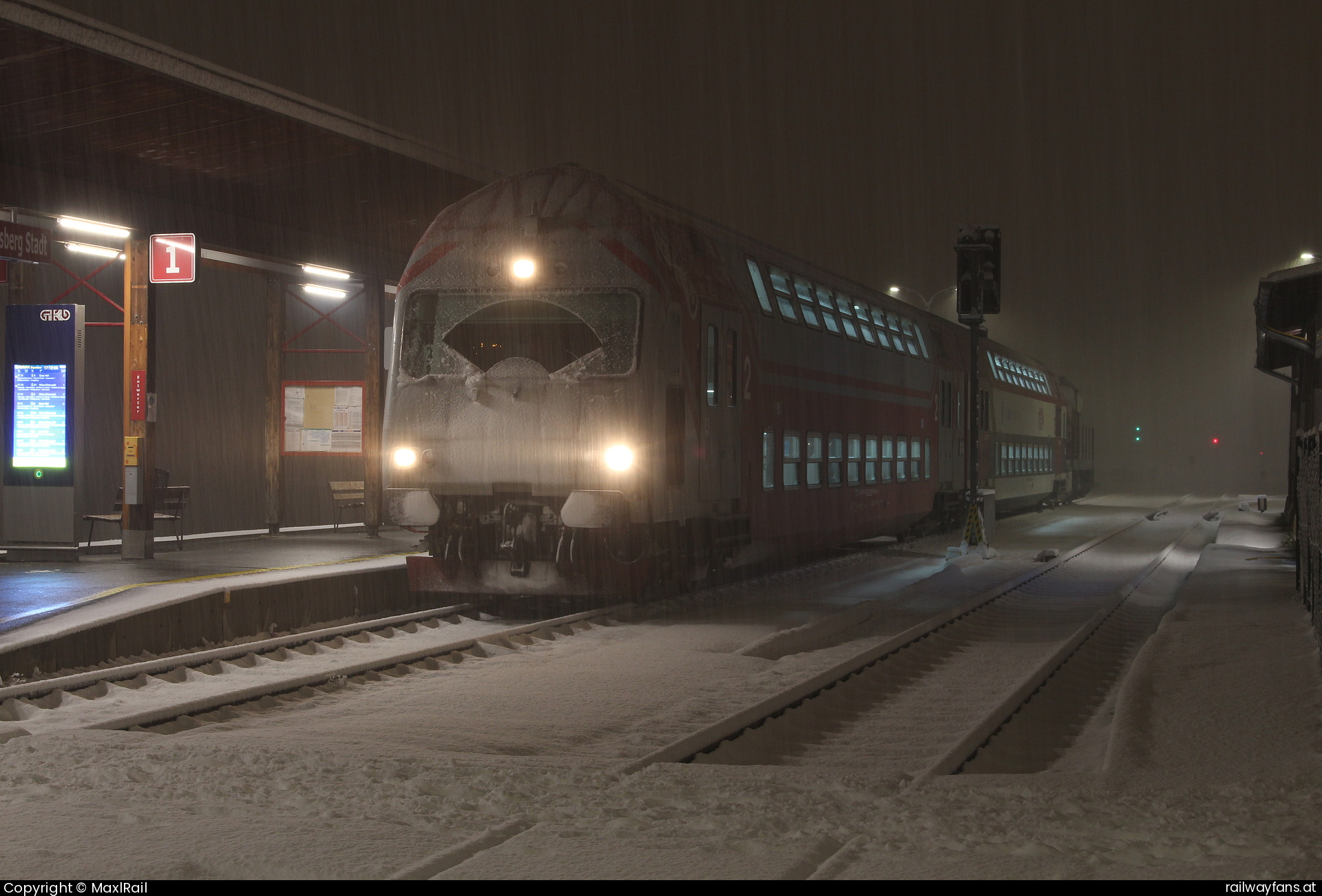 GKB 2015 006  in Großhaarbach - Im dichten Schneefall am Abend des 28.12.2020 steht der R8567 von Graz Hbf nach Wies-Eibiswald  im Bahnhof Deutschlandsberg Stadt und wartet auf die Weiterfahrt.
Geschoben wurde der Zweiteiler von der DH1500.6.  R8567 Railwayfans