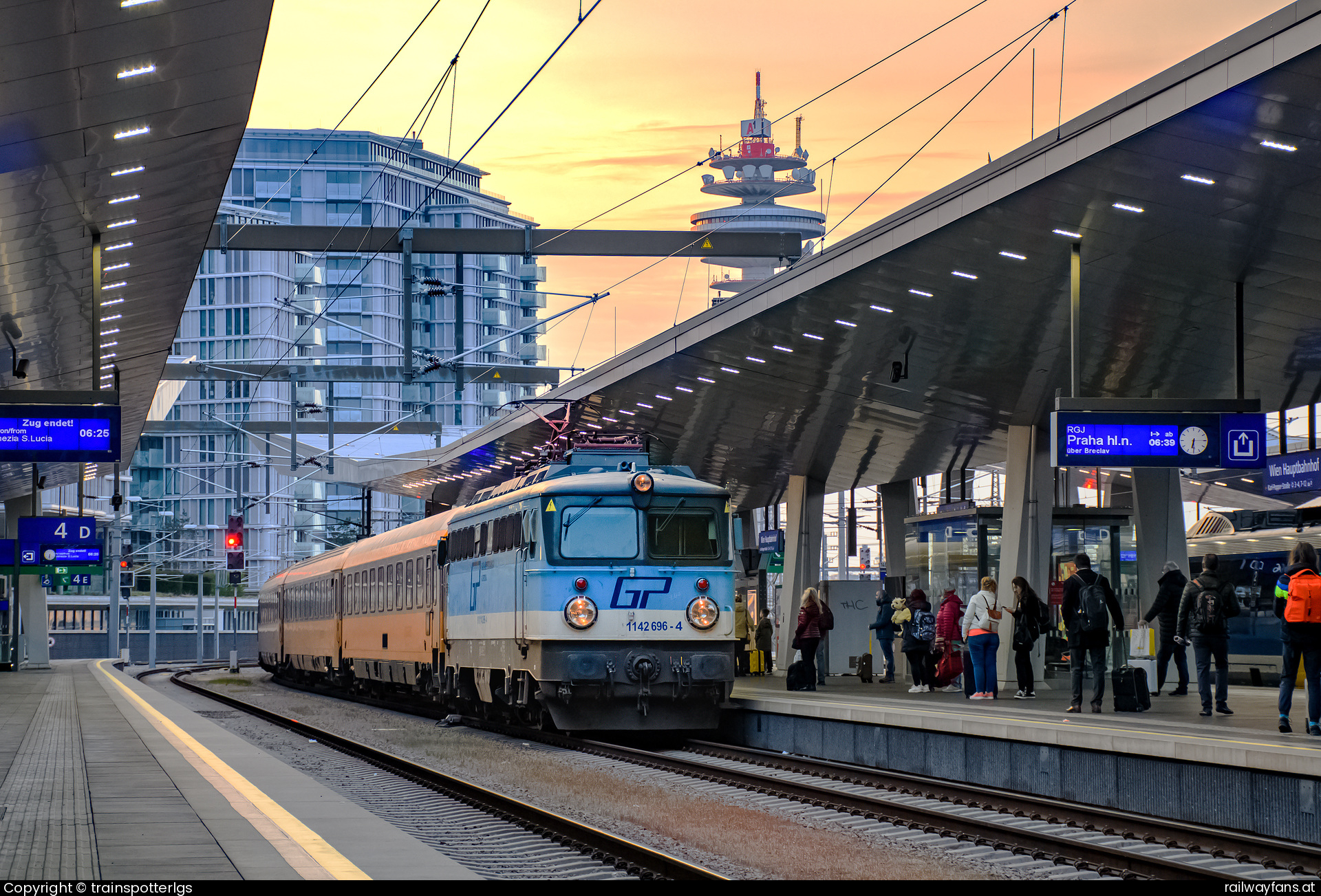 GCA 1142 696 in Großhaarbach - GC 1142 696 'Glubschi' whit RJ from Fws to Wien HBF spotted in
   Railwayfans