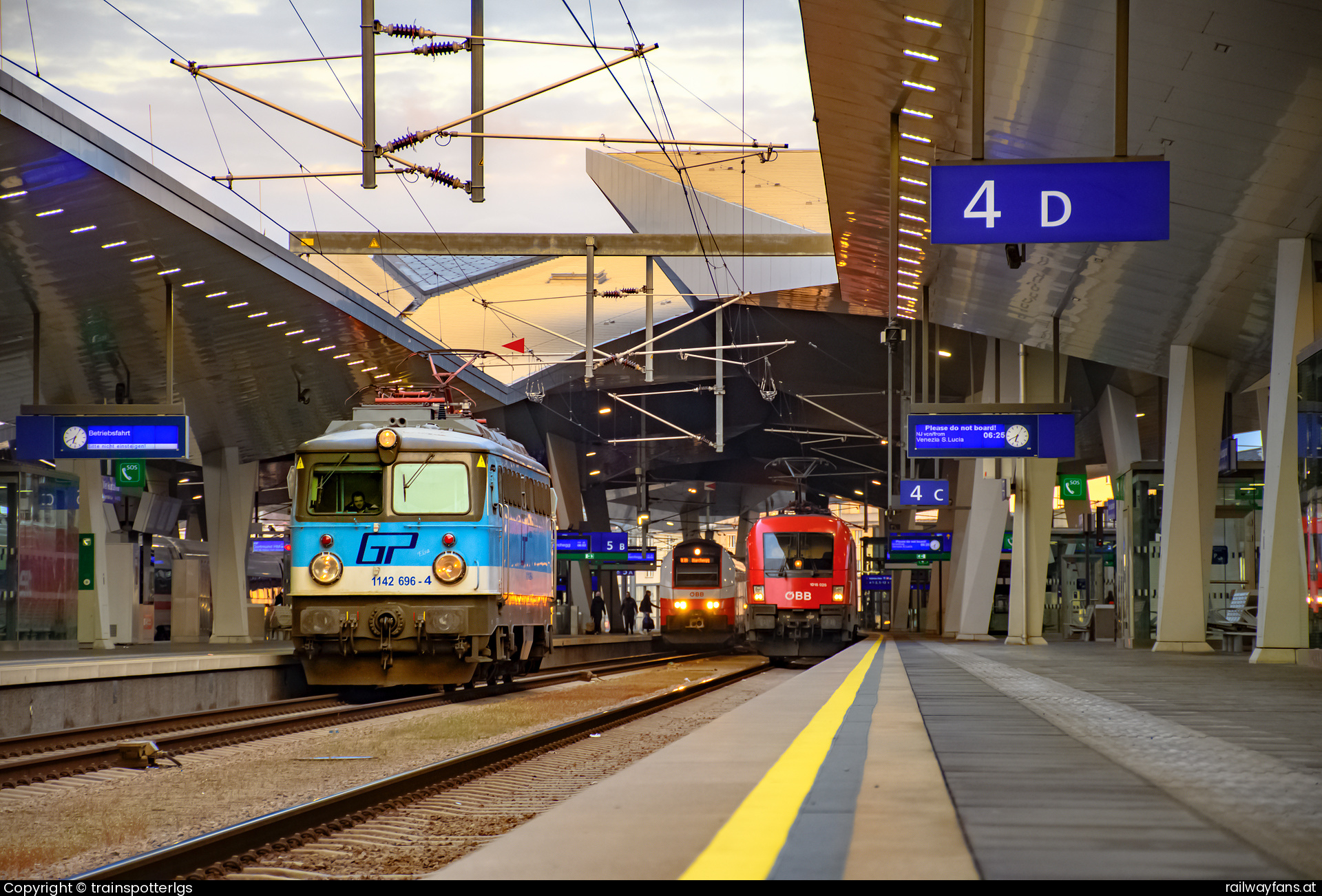 GCA 1142 696 in Wien Hbf - GC 1142 696 'Glubschi' spotted in Wien HBF   Railwayfans