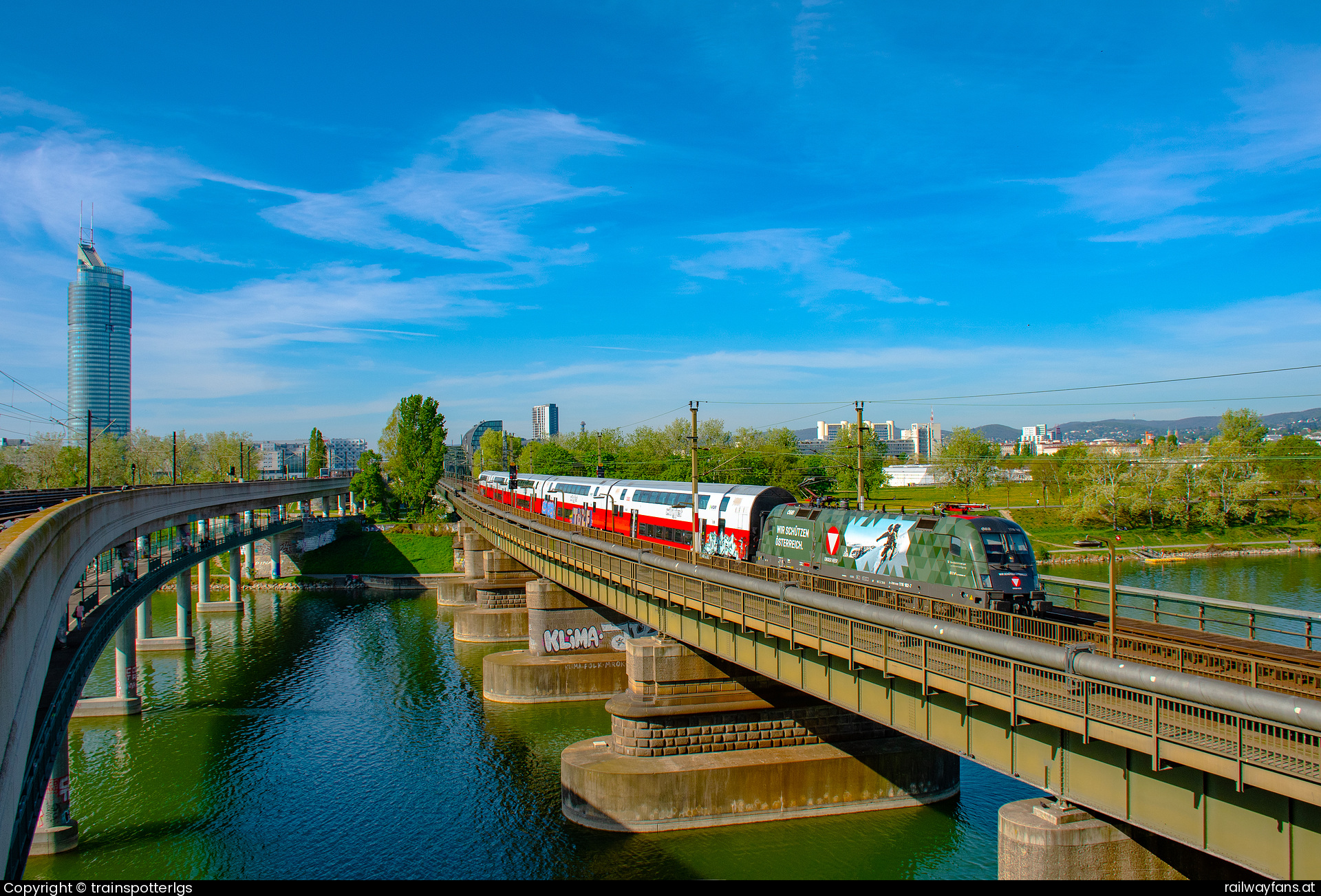 ÖBB 1116 182 in Großhaarbach - ÖBB 1116 182 'Bundesheer' spotted spotted on Neue Donau   Railwayfans