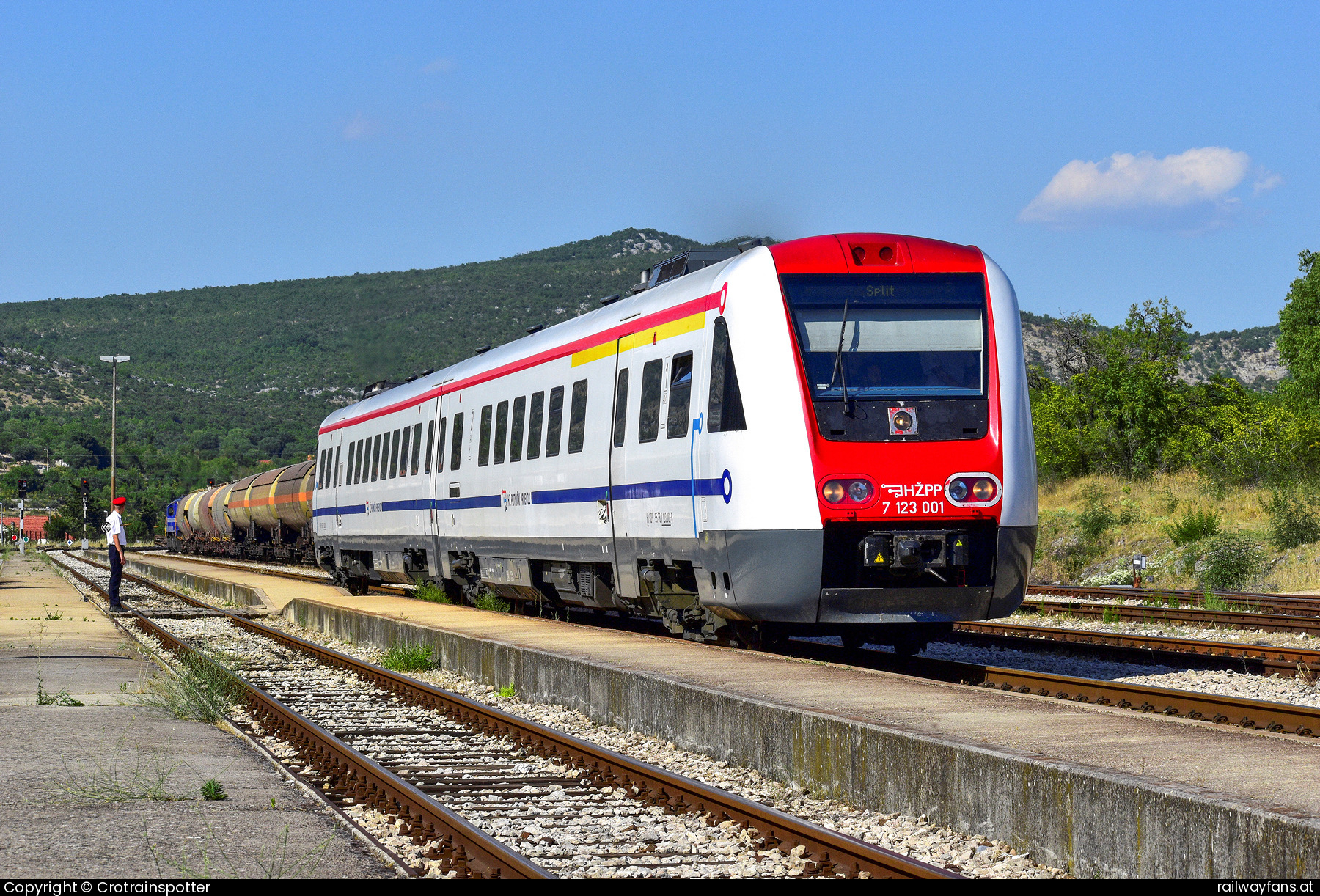 HŽPP 7123 001/002 in Prackenbach mit dem Pu 5509 - HŽPP 7123 001/002 als Pu 5509 von Perkovic nach Split  Oštarije - Split Railwayfans