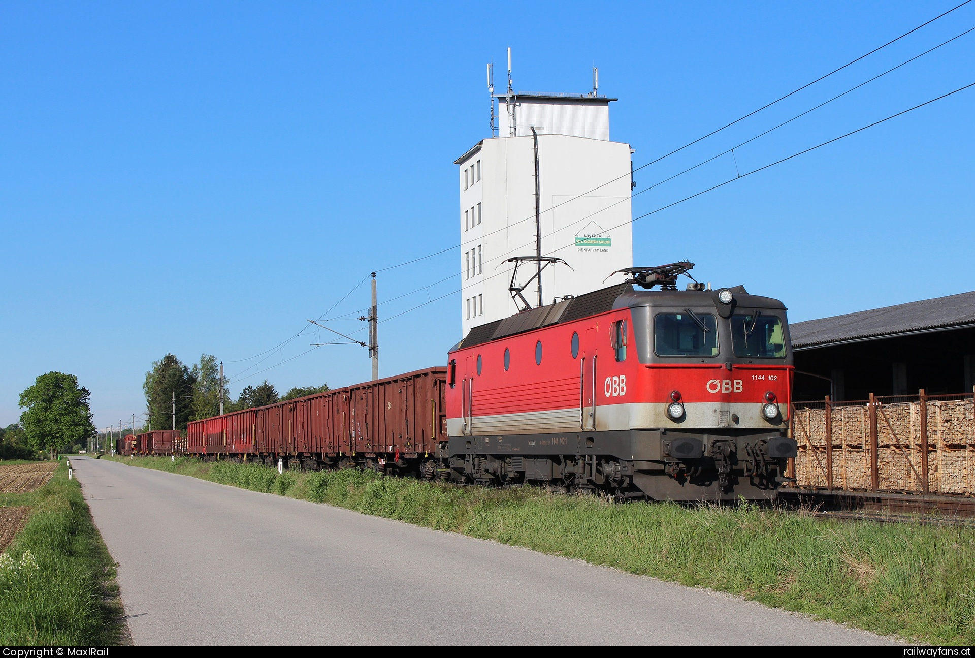 ÖBB 1144 102 in St. Valentin - Am Morgen des 26.4.2024 steht die 1144 102 mit einem umgeleiteten Güterzug von Graz Vbf kommend beim Einfahrsignal von St.Valentin.
In St.Valentin wurde der Zug gestürzt und setzte anschließend die Fahrt nach Wien Zvb fort.  Kronprinz Rudolf-Bahn Railwayfans