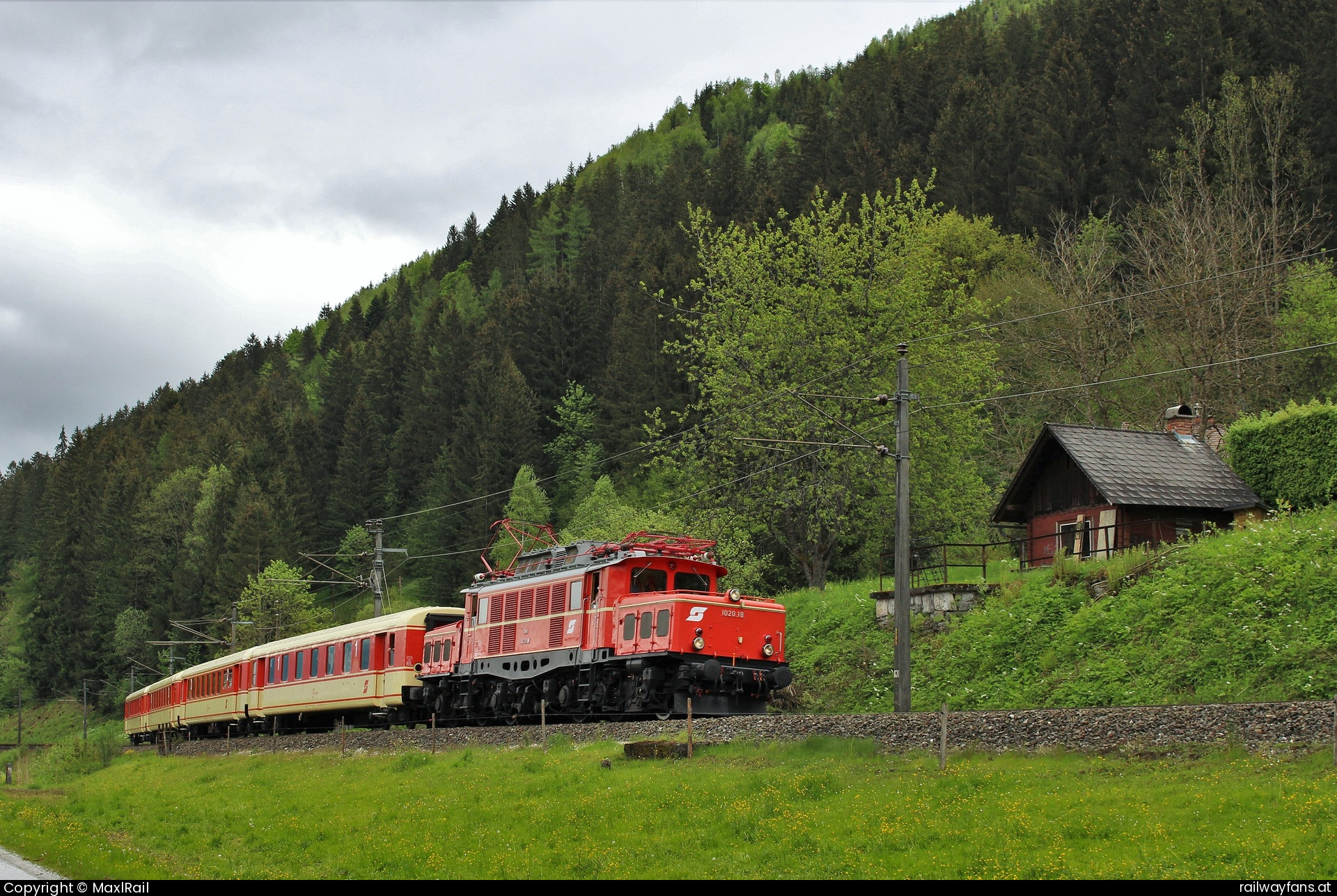 EBFL 1020 018 in Neurandsberg - Auf Höhe des ehemaligen Einfahrvorsignal von Frauenberg an der Enns fährt am 18.5.2023 der 