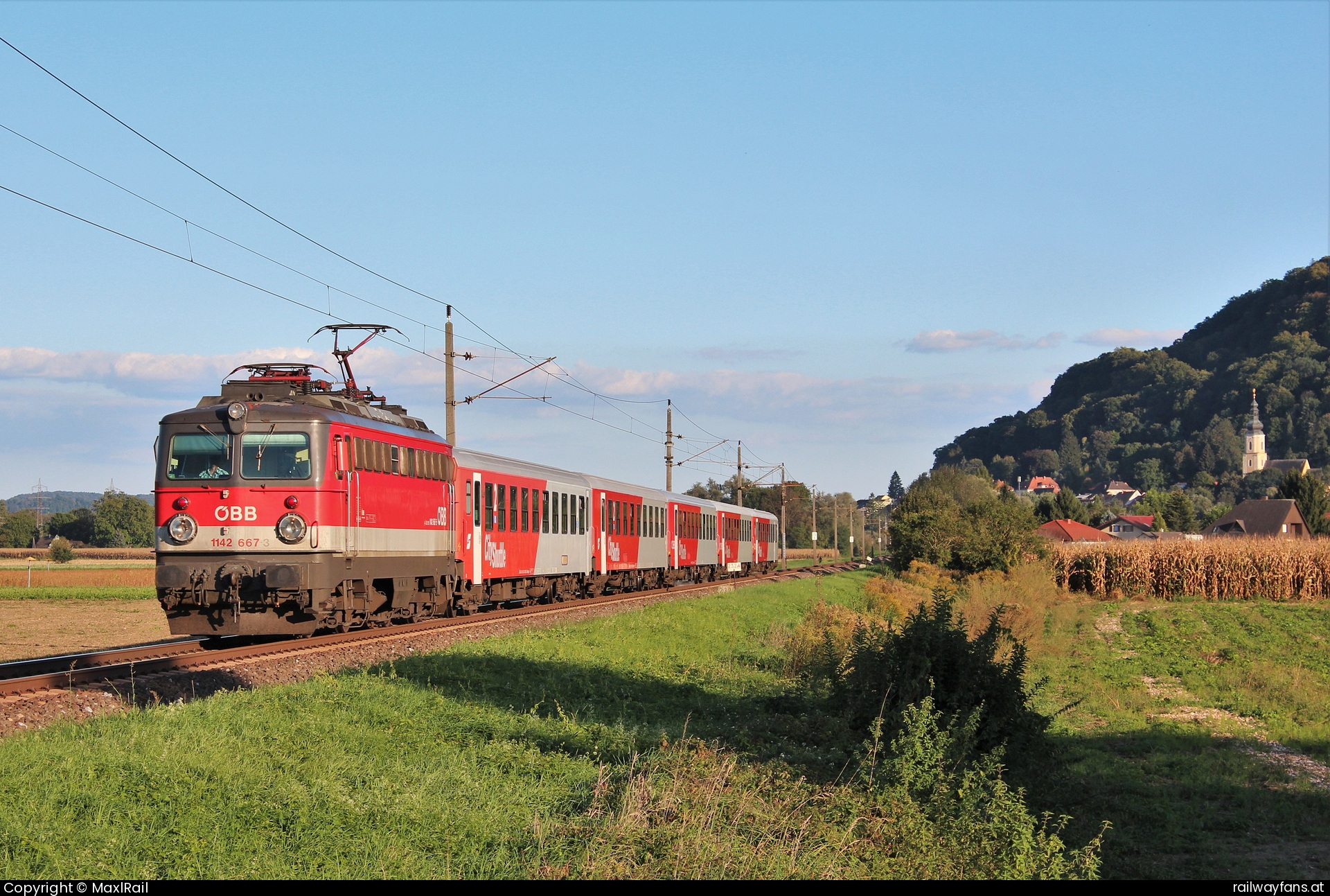 ÖBB 1142 667 in Neudorf ob Wildon - Die 1142 667 bringt am Nachmittag des 21.9.2015 den R4146 von Spielfeld-Straß nach Graz Hbf hier kurz vor dem Bahnhof Werndorf.  Südbahn | Wien Hbf -  Spielfeld Straß Railwayfans