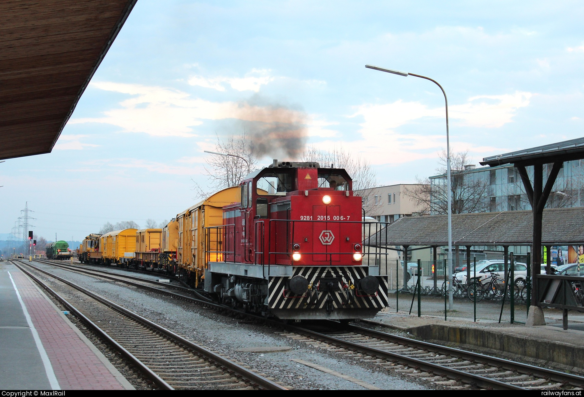 GKB 2015 006  in Deutschlandsberg Stadt - Im Jahre 2012 wurde in Deutschlandsberg eine gut 80 Jahre alte Eisenbahnbrücke die über die Laßnitz führt gegen eine neue ausgetauscht.
Die DH1500.6 ist hier am 23.3.2012 als Arbeitszuglok im Bahnhof Deutschlandsberg im Einsatz beim zerlegen des Bauzuges.   Railwayfans