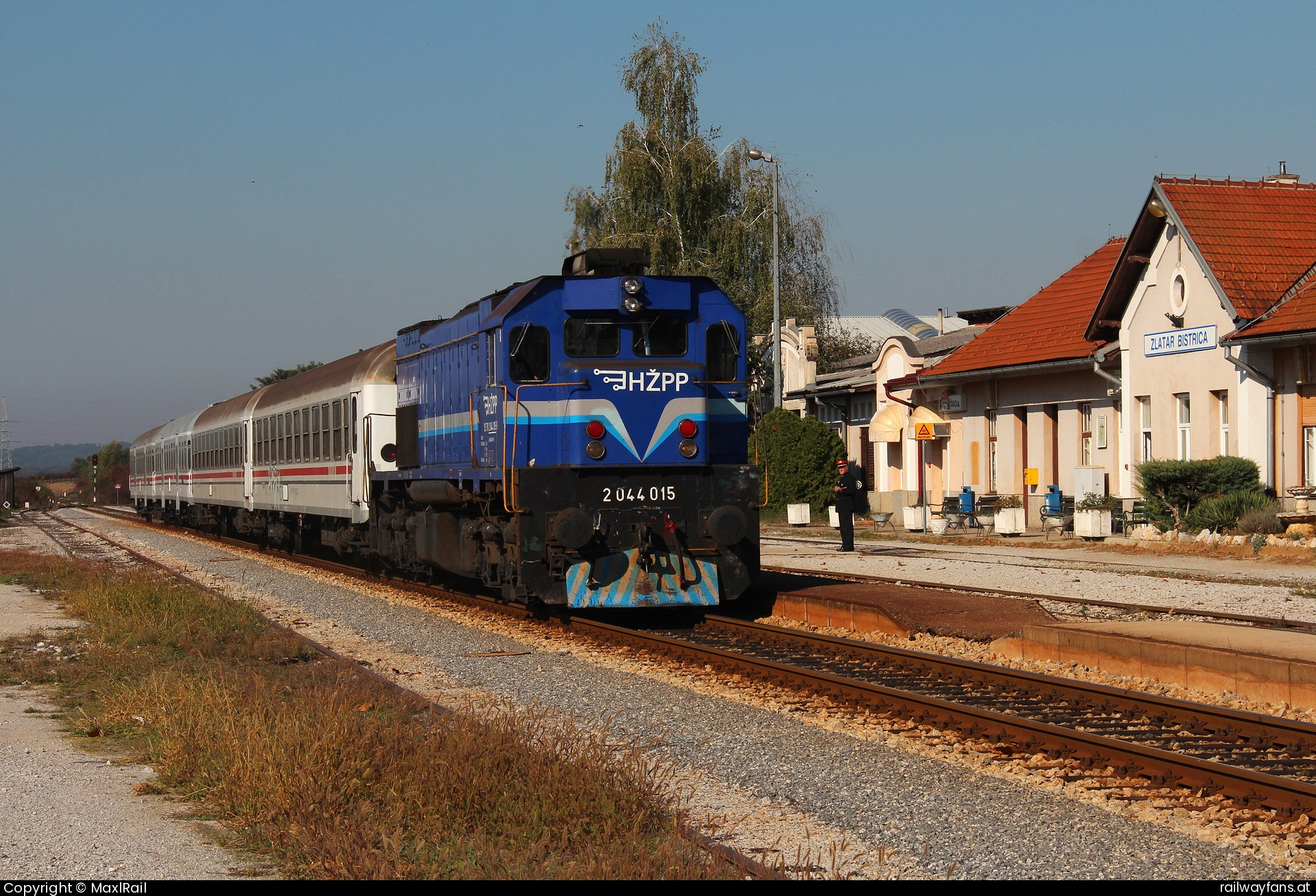 HŽPP 2044 015 in Zlatar Bistrica - Am 5.10.2018 steht die 2044 015 mit dem R3006 von Zagreb Glavni Kolod. nach Varazdin im Bahnhof Zlatar Bistrica und wartet die Abfertigung des Fahrdienstleiters.   Railwayfans