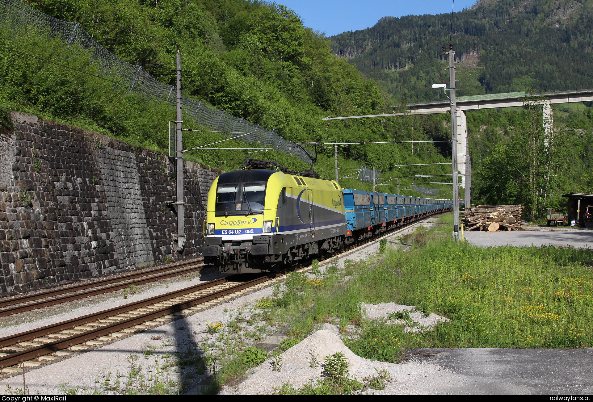 Cargoserv 182 582 in Großhaarbach mit dem GAG61006 - Das Voest alpine Stahlwerk in Linz bekommt auch heimisches Eisenerz vom steirischen Erzberg.
Das betriebseigene EVU Cargo Serv bringt bis zu viermal am Tag den Rohstoff von Eisenerz nach Linz Stahlwerke.
Am 1.6.2021 fuhr die ES64U2 - 082 (182 582) mit dem GAG61006 durch den Bahnhof Landl in Richtung Linz Stahlwerke.  Gesäusebahn Railwayfans