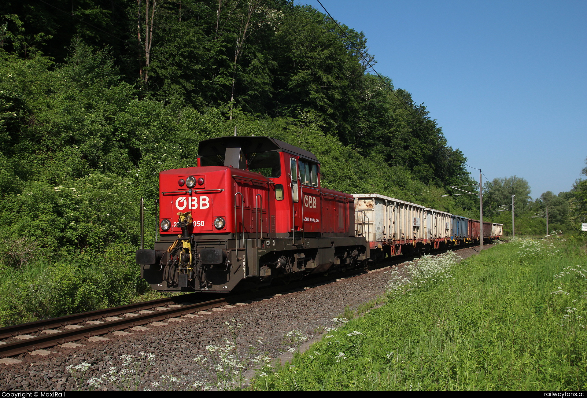 ÖBB 2068 050 in Wagna mit dem VG76723 - Im saftigen Grün der Murauen bei Retznei steht am 18.5.2020 die 2068 050 mit dem VG76723 von Leibnitz nach Spielfeld-Straß beim Einfahrsignal des Bahnhofs Retznei und wartet auf die Weiterfahrt.  Südbahn | Wien Hbf -  Spielfeld Straß Railwayfans