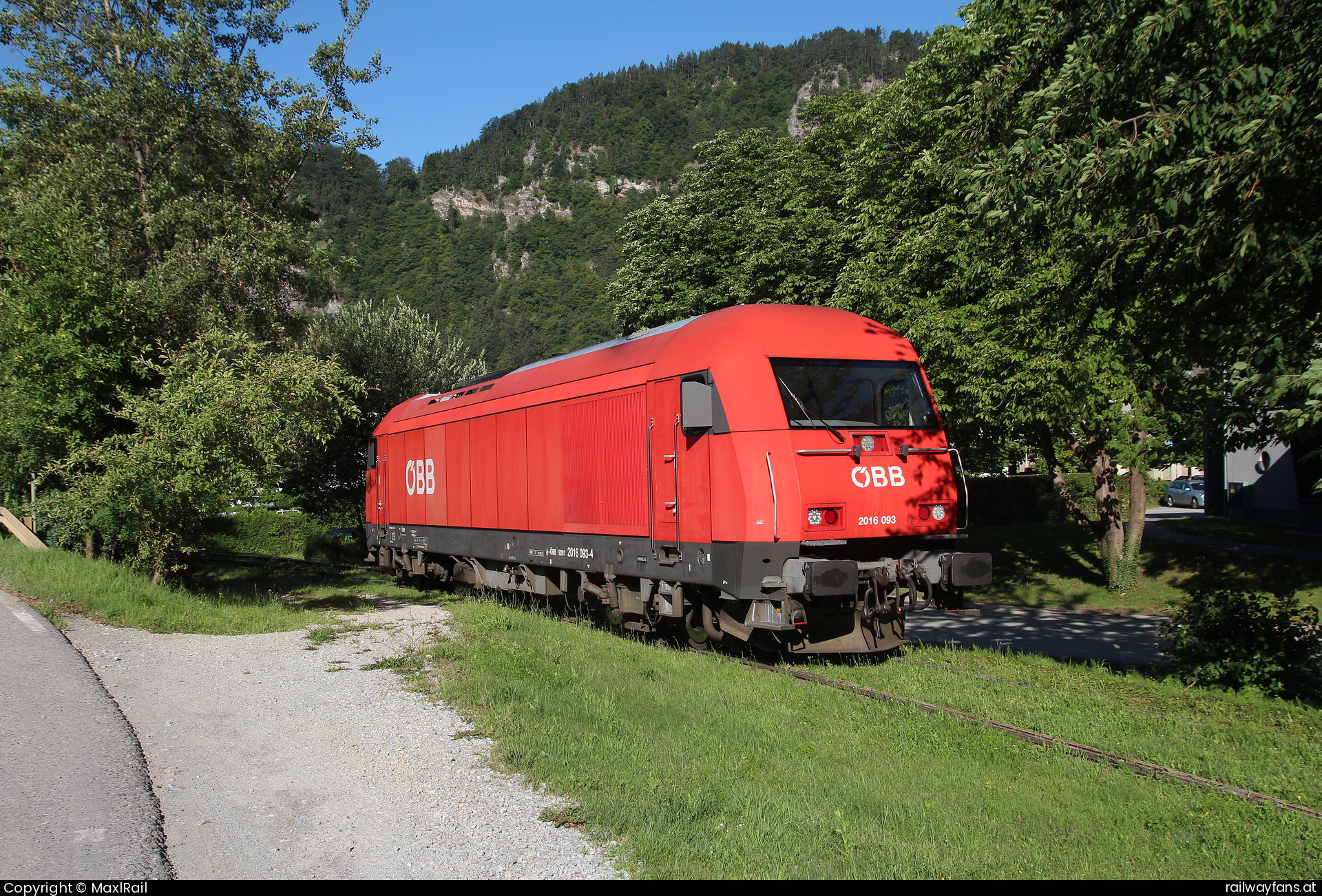 ÖBB 2016 093 in Peggau - Sehr langsam schleicht die 2016 093 am 8.7.2020 in Peggau-Deutschfeistritz durch die Büsche über einen sehr engen Bogen in Richtung des Wietersdorfer&Peggauer Zementwerks um einen entladenen Zementwagen abzuholen.   Railwayfans